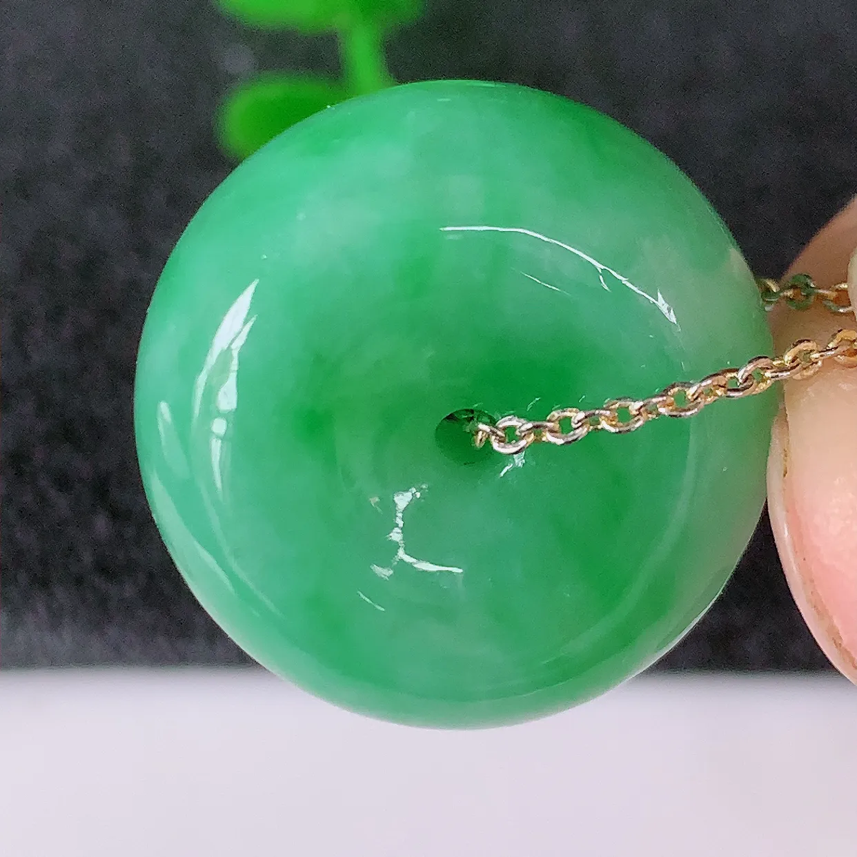 自然光实拍，冰润飘绿翡翠平安扣吊坠，形体饱满圆润，平安扣肥嘟嘟的，平平安安，种水很好，配戴精美！#05.17