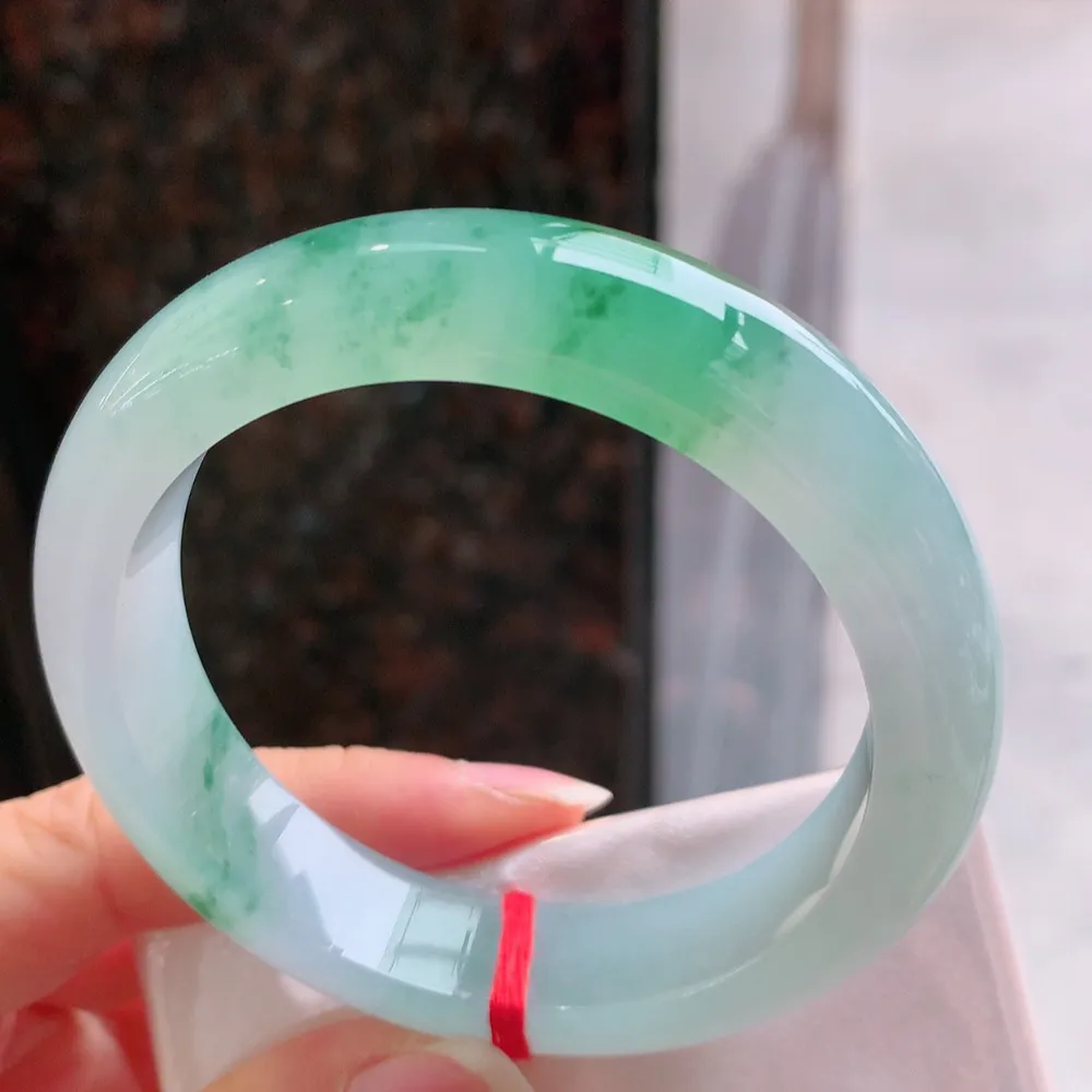 正圈高冰飘绿 无瑕 尺寸:55.7/12.8/8.8 种色俱佳