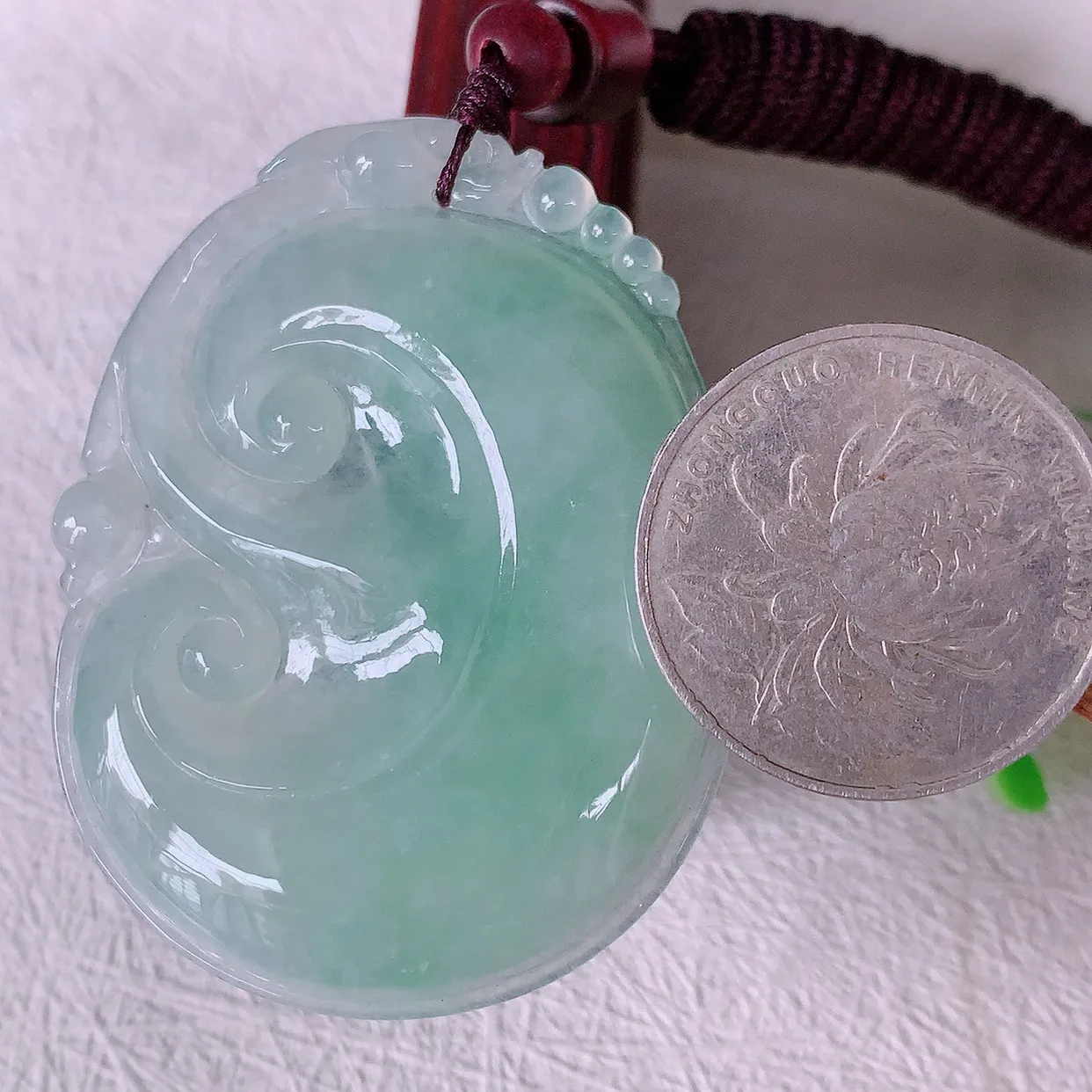 自然光实拍，大件饱满冰种飘绿翡翠如意吊坠，玉坠百搭又精致，寓意着吉祥，事事如意！#46.17