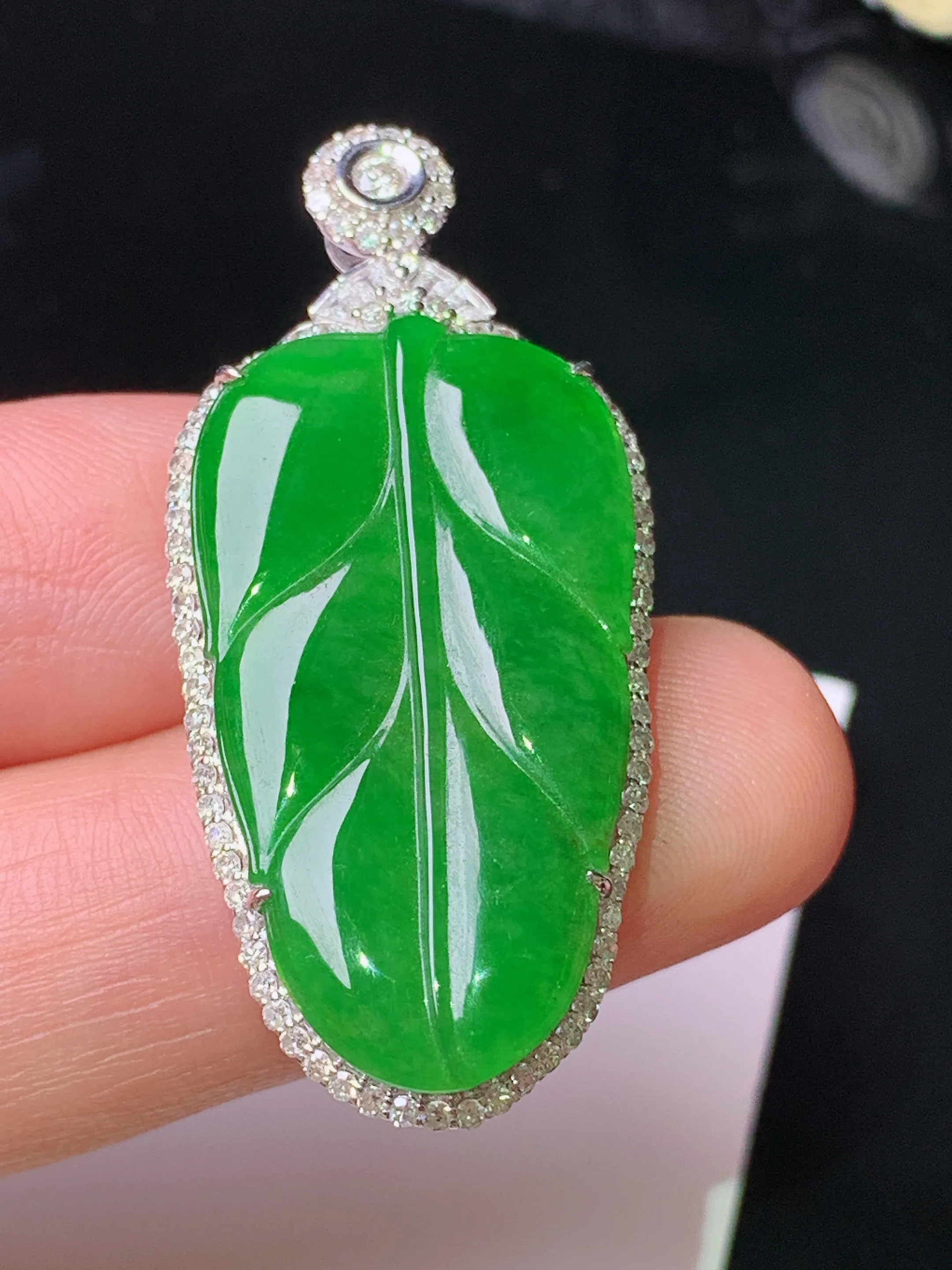 18k金钻镶嵌满绿树叶吊坠 玉质细腻 色泽清新艳丽 整体尺寸40.5*18.5*6.8