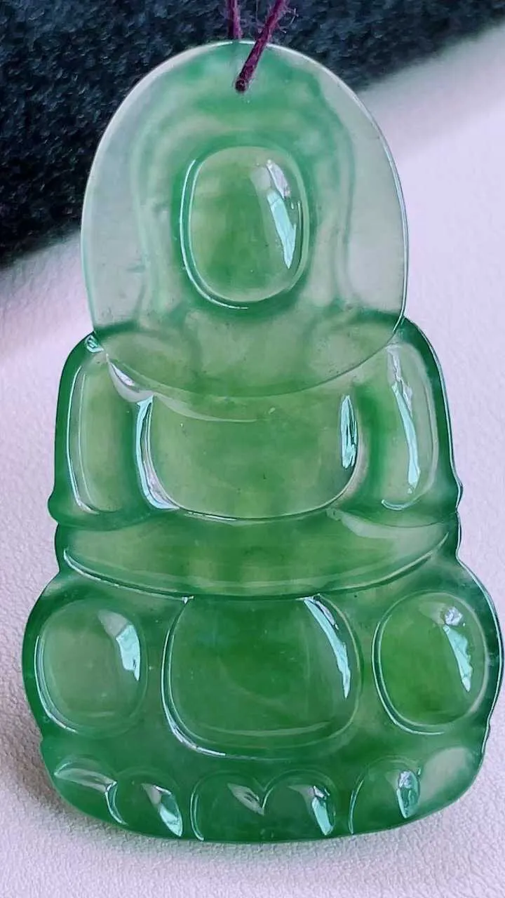 【翡翠名称】老坑种高冰晴绿大观音吊坠挂件
【翡翠尺寸】66.9/40.2/5.8mm
【翡翠描述】缅甸天然翡翠A货，种老水足，玉质细腻，色泽靓丽，性价比高，佩戴效果好！