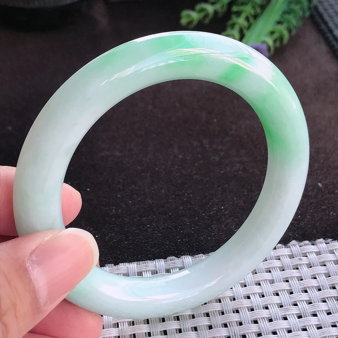 天然a货翡翠56/10.2/10.6老坑精美温润飘阳绿圆条手镯玉手镯