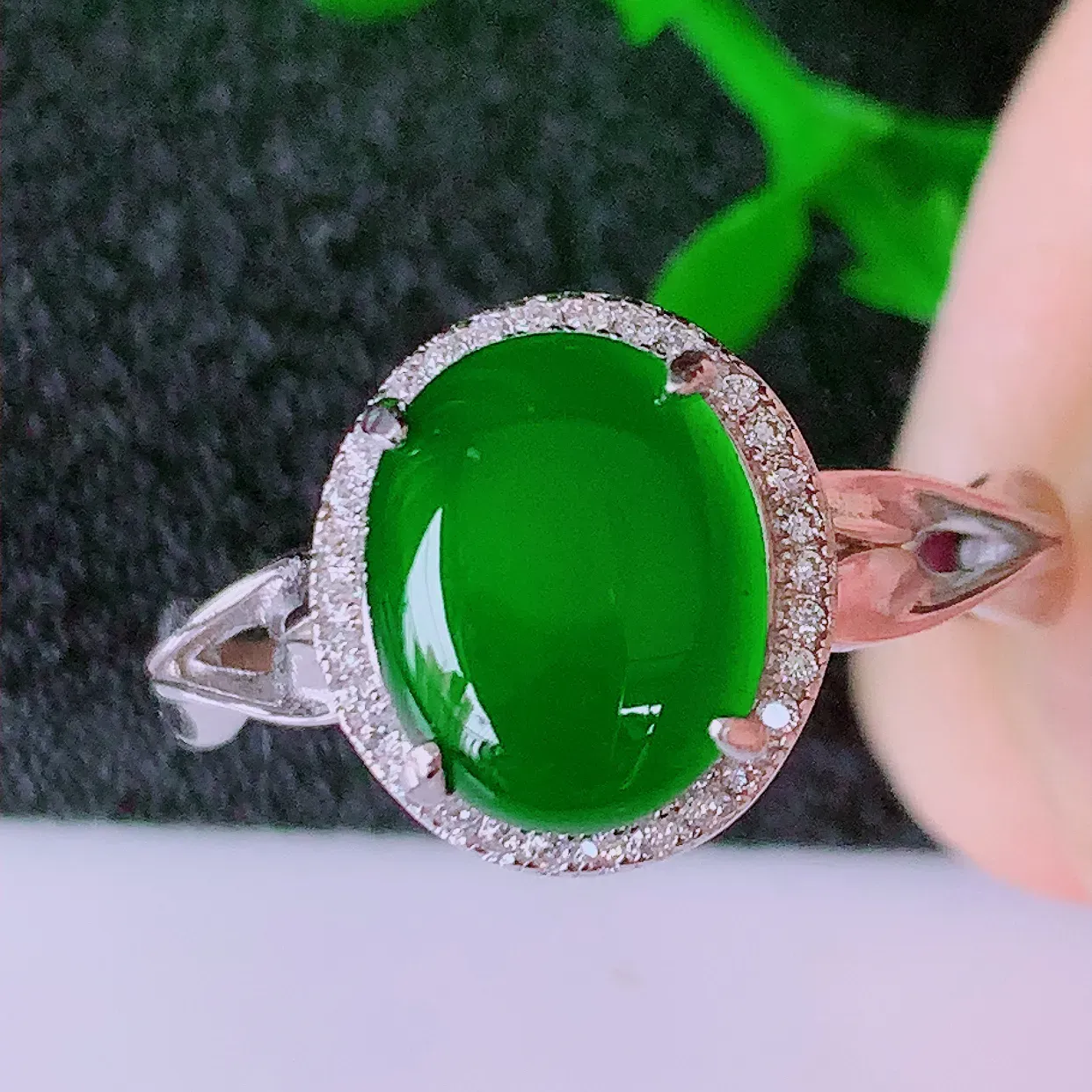 冰透满绿翡翠925银镶嵌戒指，自然光实拍，翠色灵动，颜色漂亮，种老水足，品相佳，佩戴佳品！#97.17（圈口可调大小）整体25*18*5.8裸石10*8