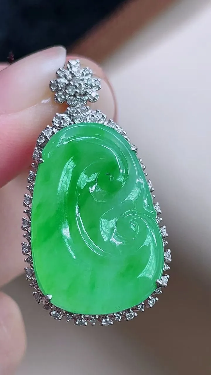 【翡翠名称】18K金豪华镶钻冰阳绿如意吊坠
【翡翠尺寸】含金33.8/17.9/6.3mm裸石23/15.5
【翡翠描述】缅甸天然翡翠A货，种老水足，玉质细腻，色泽靓丽，性价比高，佩戴效果好！