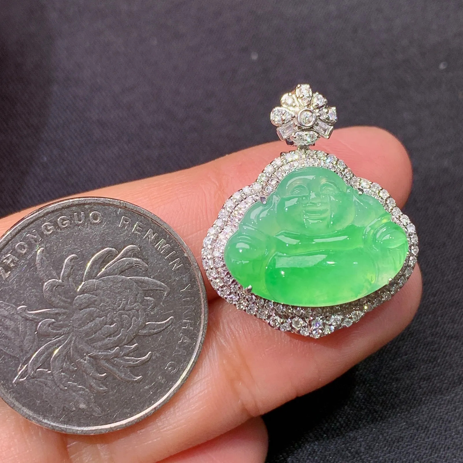 冰种浅绿笑佛吊坠，18k金镶嵌，冰润细腻，色阳，品相好，种水足，Xj 尺寸26.2*22.2*10.5