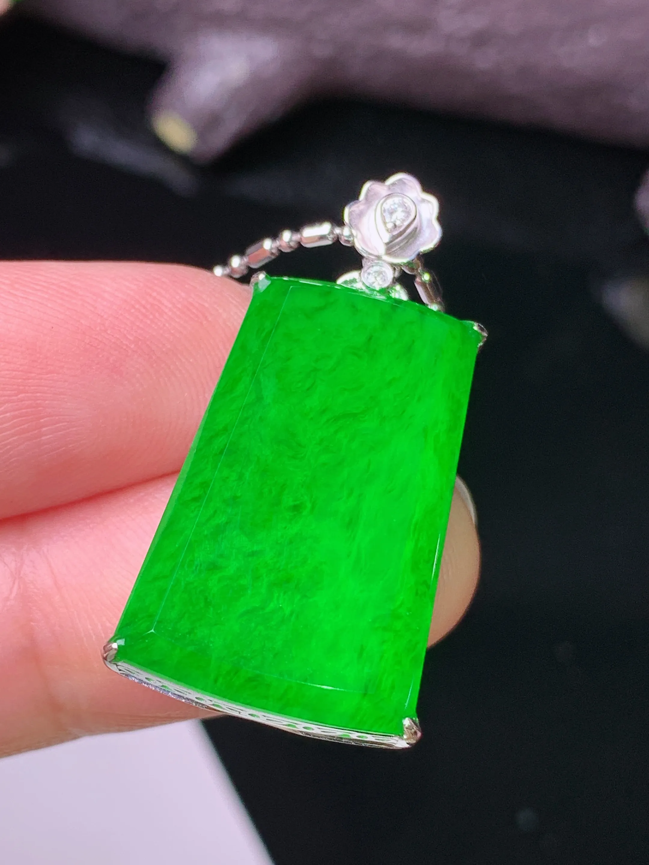 18k金钻镶嵌满绿无事牌吊坠 玉质细腻 色泽清新艳丽 整体尺寸31*16*6.5