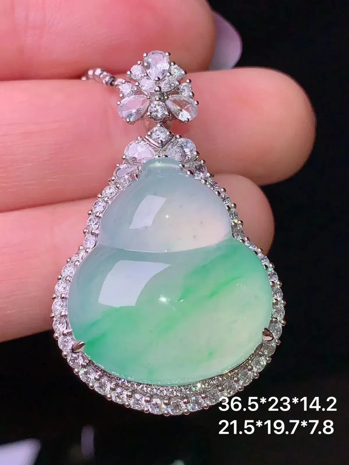 18k金钻镶嵌冰种飘绿葫芦吊坠 玉质细腻 色泽艳丽 整体尺寸36.5*23*14.2