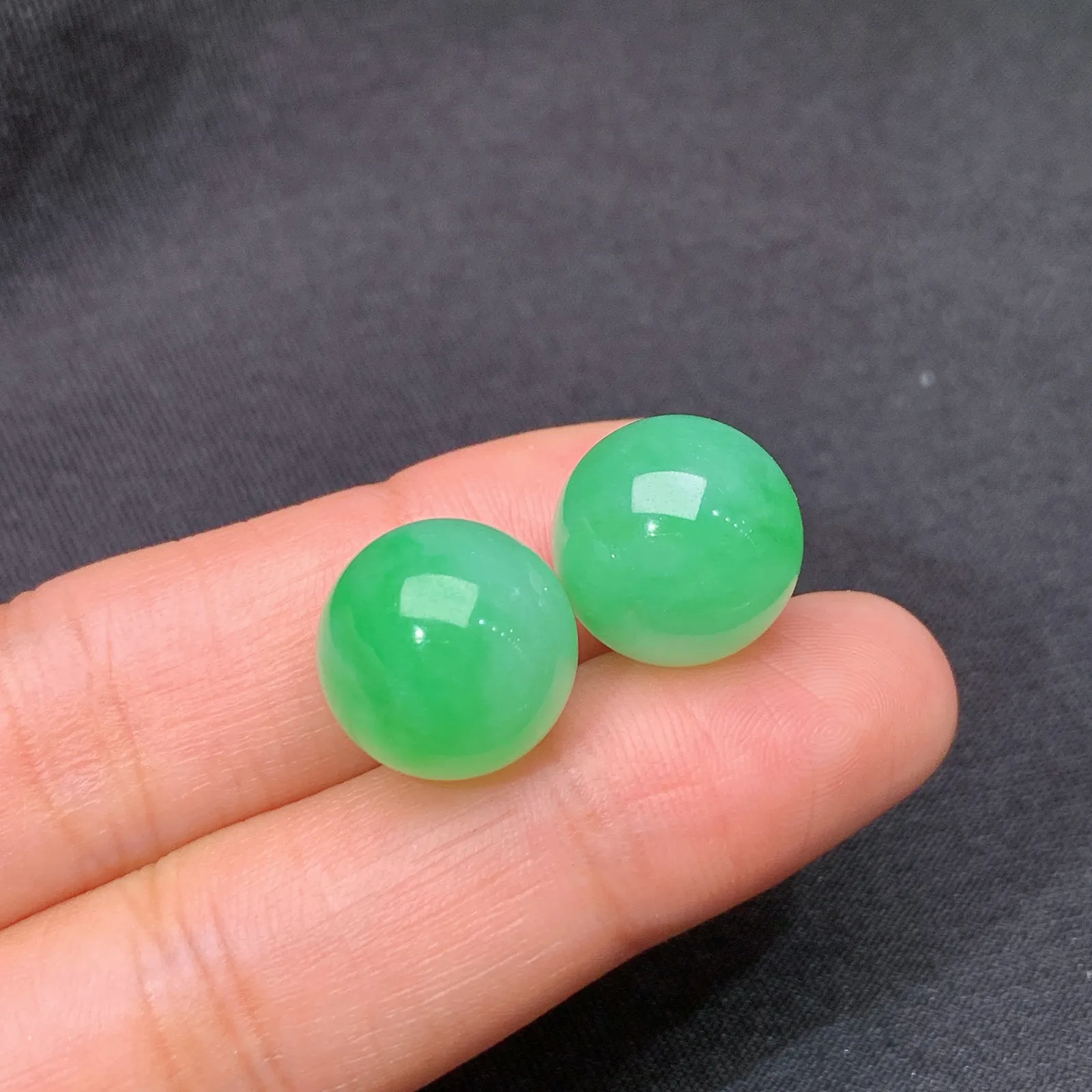飘绿圆珠一对，镶嵌佳品，冰润色阳，玉质细腻，种水足 直径12.6