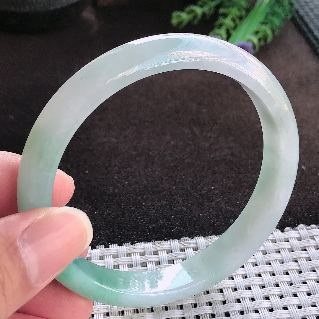 天然a货翡翠61.5/11.1/7大圈口老坑冰润飘绿手镯宽边玉手镯