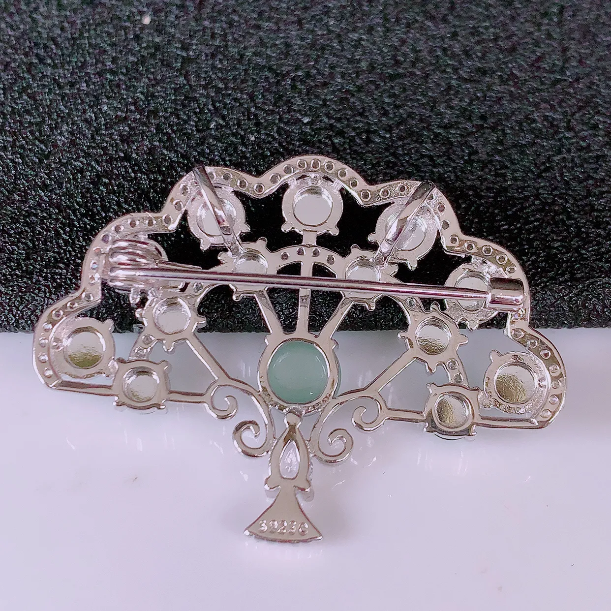 冰透满绿翡翠925银镶嵌胸针，自然光实拍，翠色灵动，颜色漂亮，种老水足，品相佳，佩戴佳品！#97.17整体37.8*28*7.8裸石4.5*4.5