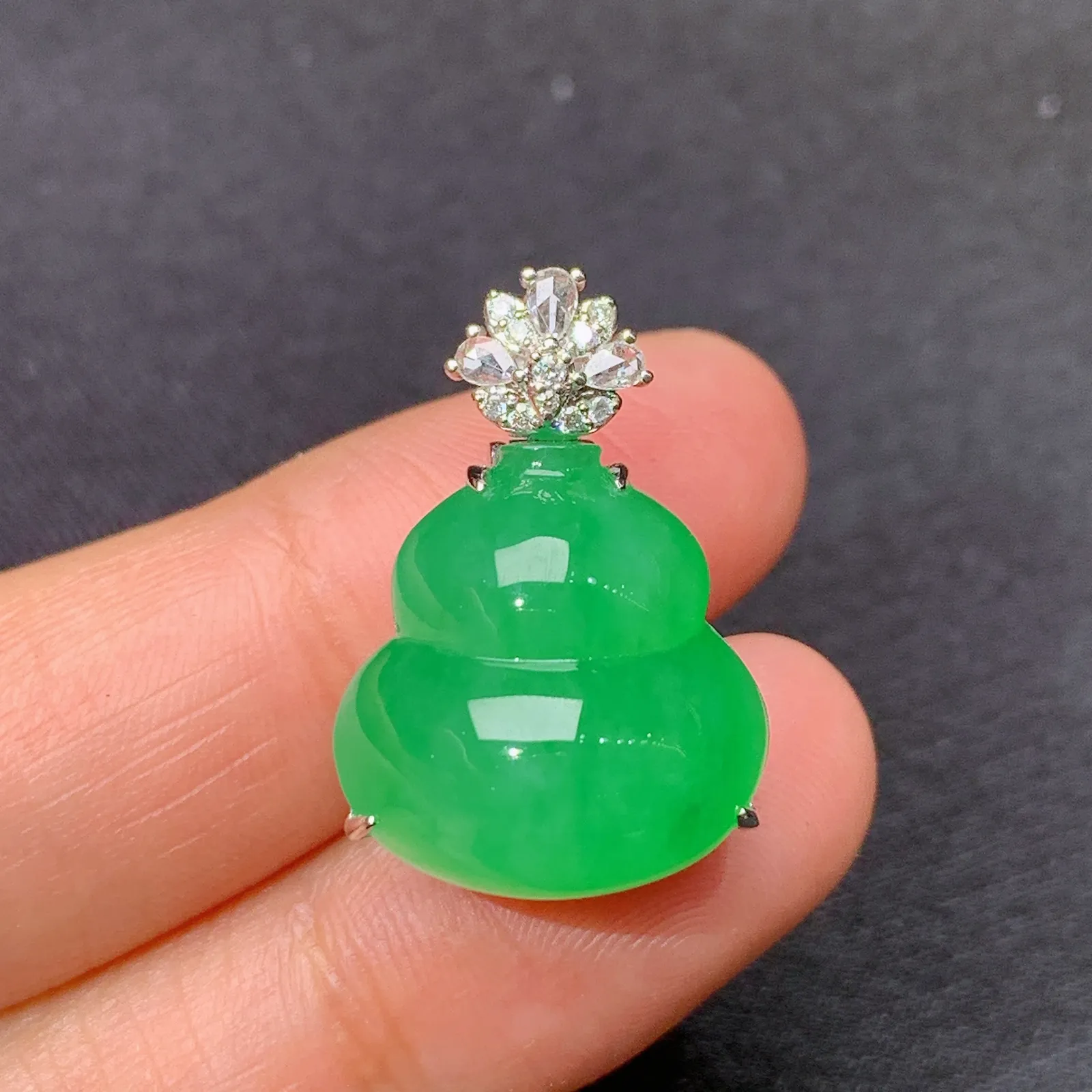 浅阳绿葫芦吊坠，18k金镶嵌，色泽鲜阳，冰润细腻，种水足，Xj 尺寸23.4*16.1*12.7