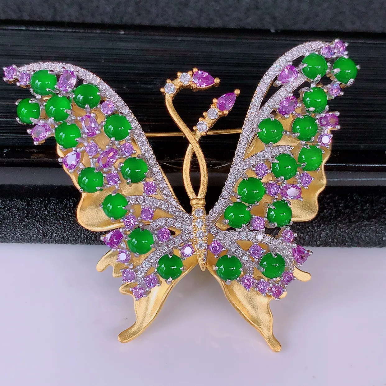 冰透满绿翡翠925银镶嵌蝴蝶胸针，自然光实拍，翠色灵动，颜色漂亮，种老水足，品相佳，佩戴佳品！#97.17整体48.5*42.5*9裸石3*3