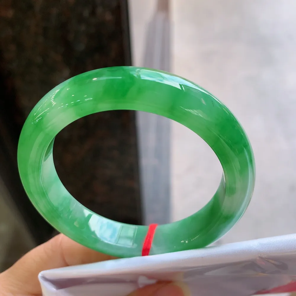 正圈高冰阳绿 无瑕 尺寸:54.8/12.2/9.1 种色俱佳