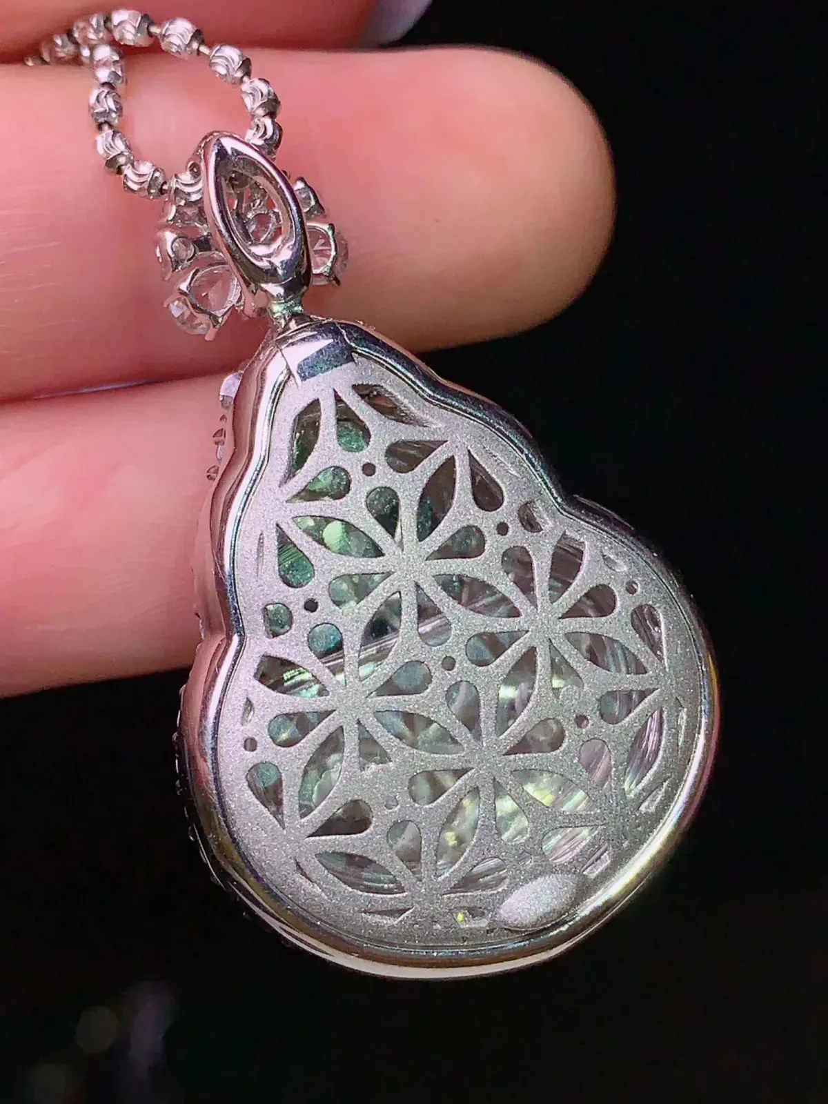 18k金钻镶嵌冰种飘绿葫芦吊坠 玉质细腻 色泽艳丽 整体尺寸36.5*23*14.2