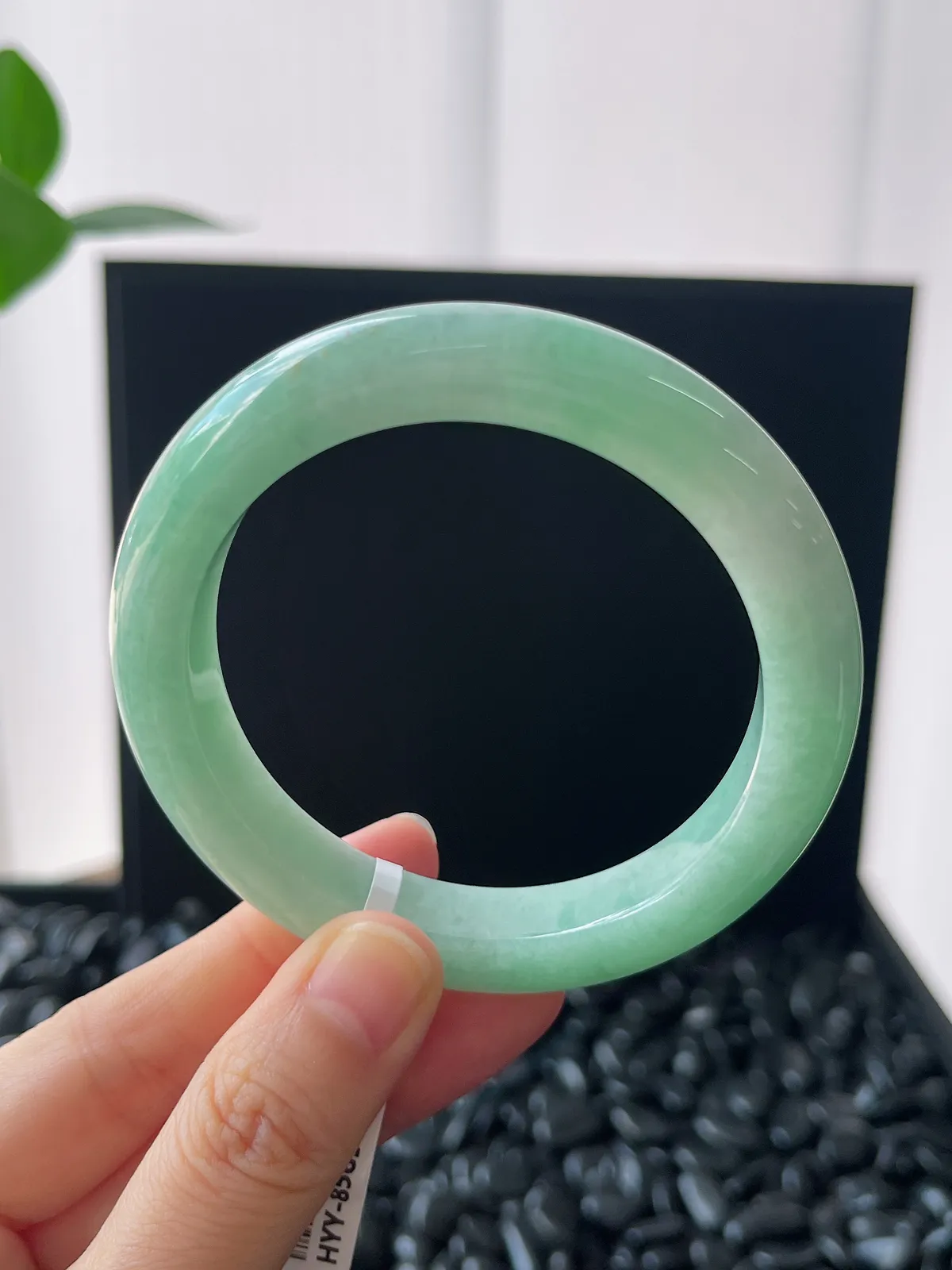 正圈54.5圈口，翡翠糯化种淡绿色手镯