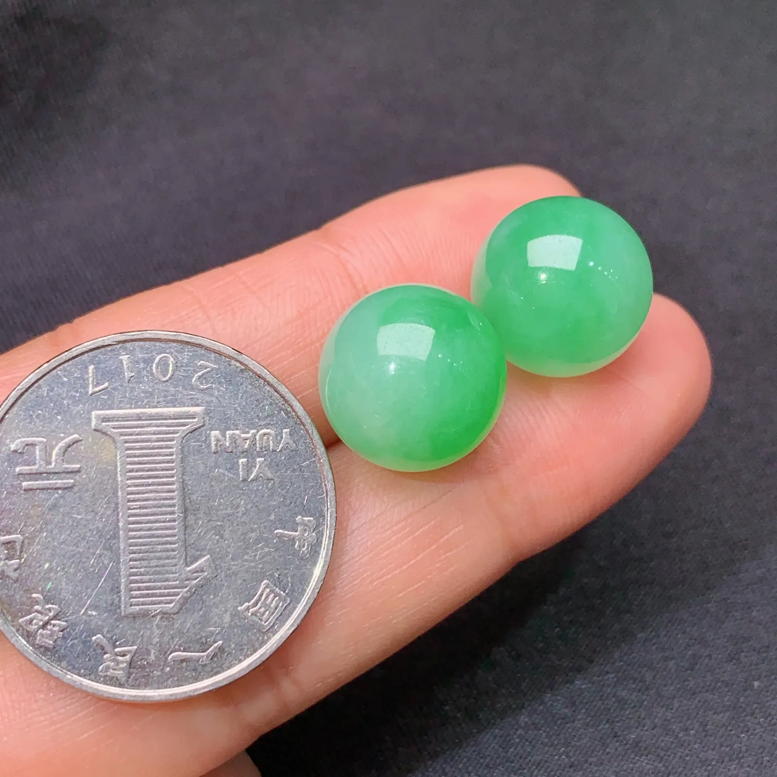 飘绿圆珠一对，镶嵌佳品，冰润色阳，玉质细腻，种水足 直径12.6