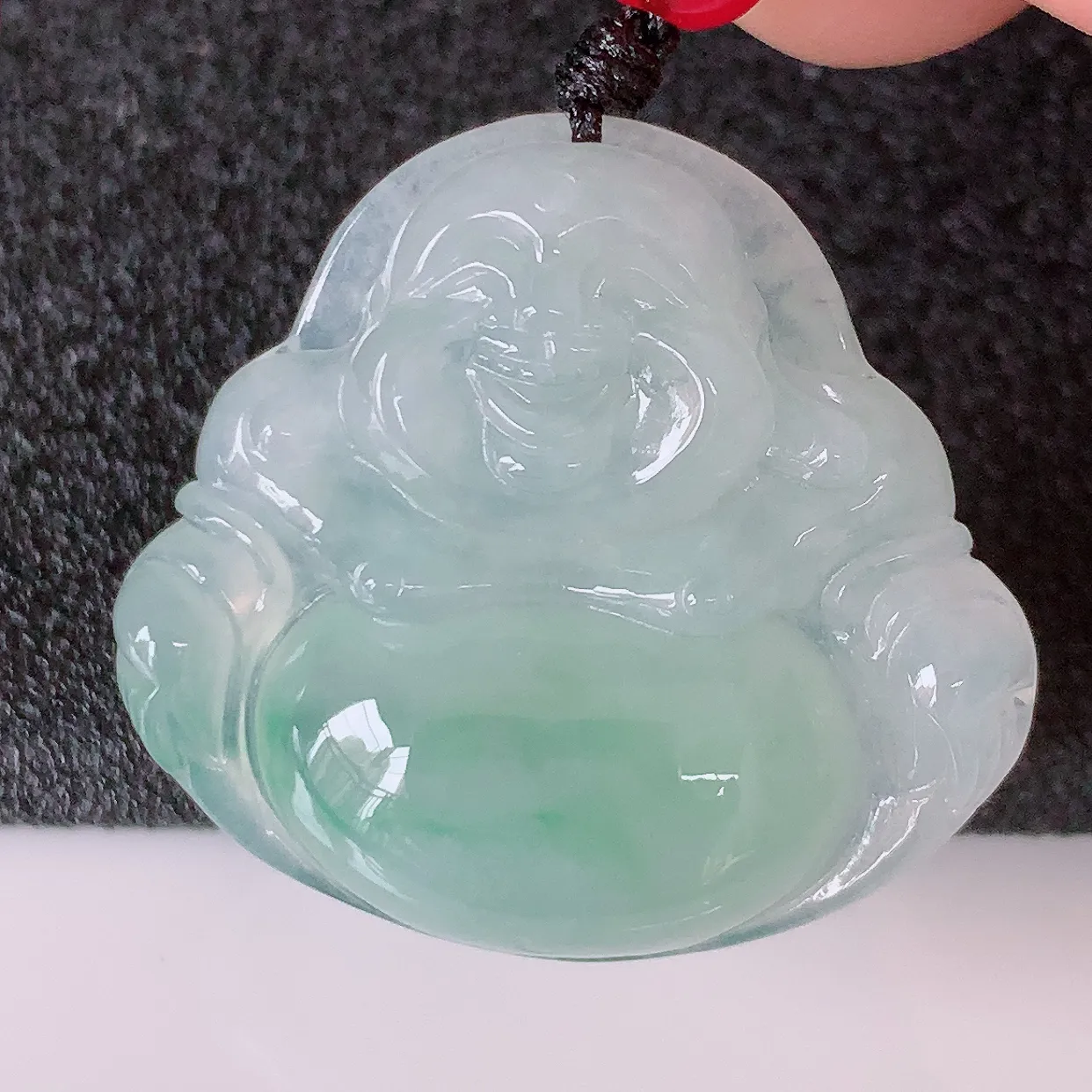 自然光实拍，冰种飘花翡翠佛公，水灵起胶，翠色迷人，佛公在心中，一生平安，饱满圆润，开怀大笑佛公，配戴灵气十足！#46.17