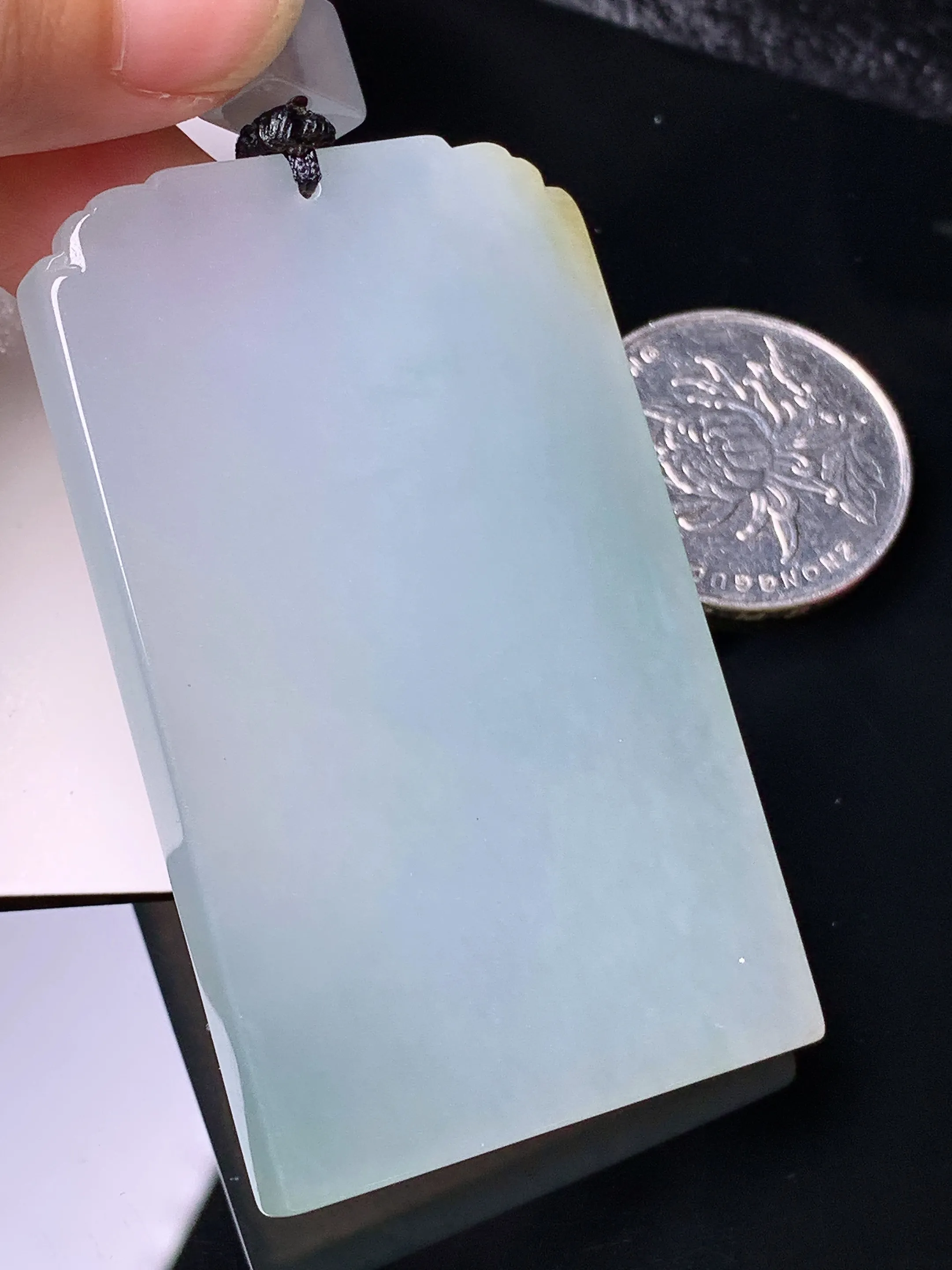 无事牌吊坠 玉质细腻 色泽清新艳丽 整体尺寸61.2*37*6