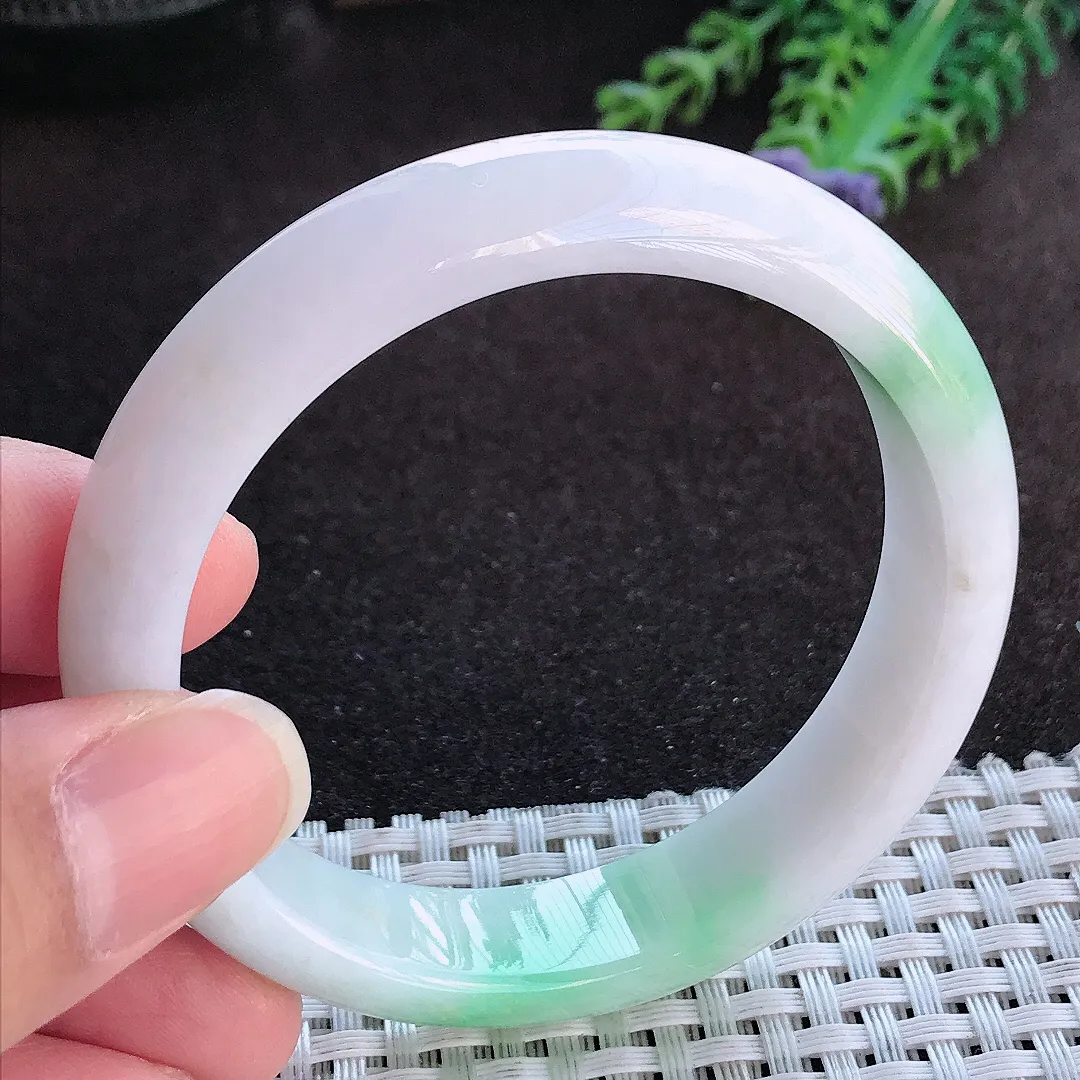 天然a货翡翠55.5/12.8/7.6老坑精美温润飘绿手镯宽边玉手镯