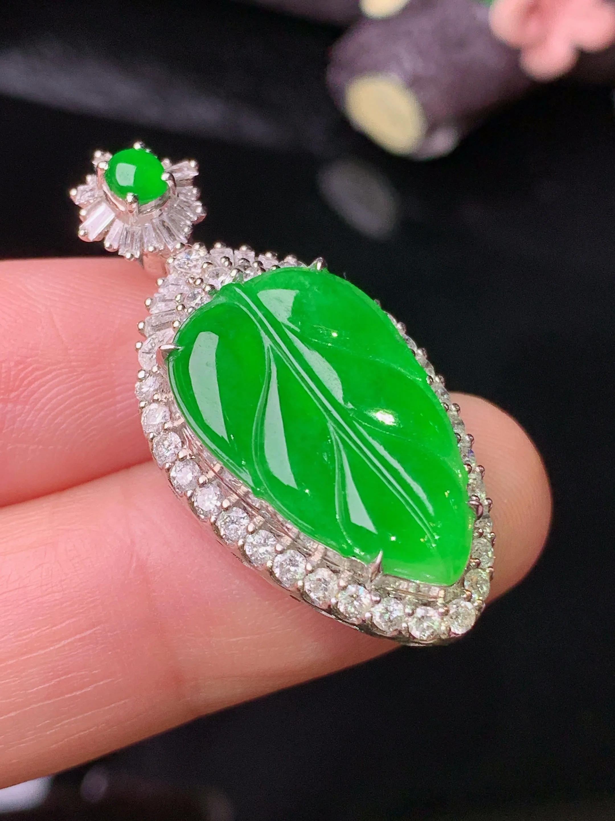 18k金钻镶嵌满绿树叶吊坠 玉质细腻 色泽清新艳丽 整体尺寸34.2*16*9