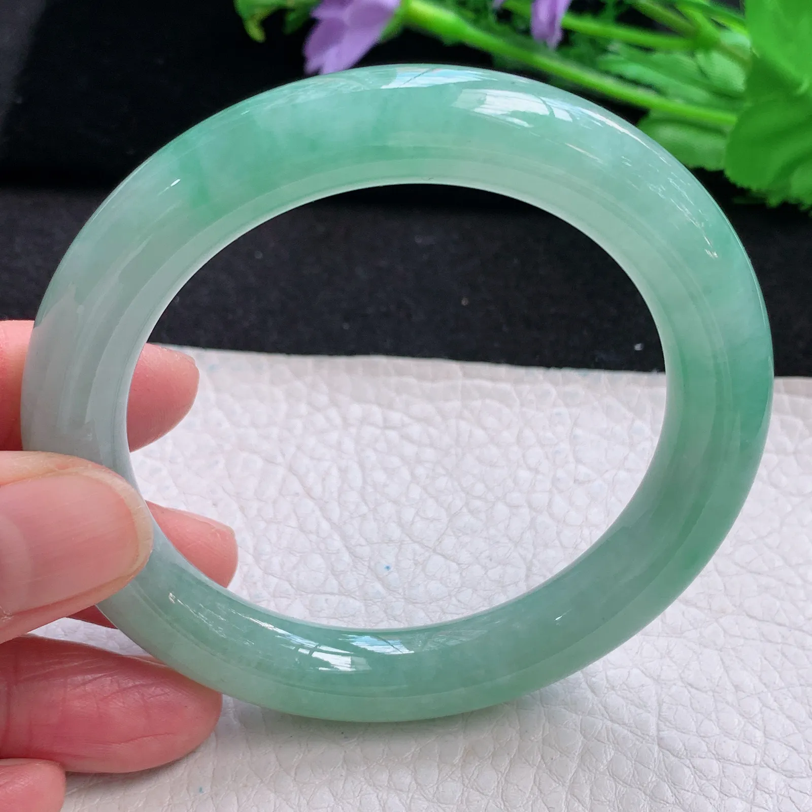 xh自然光57*10.5美人镯 缅甸翡翠冰绿水灵圆条玉手镯 平安镯