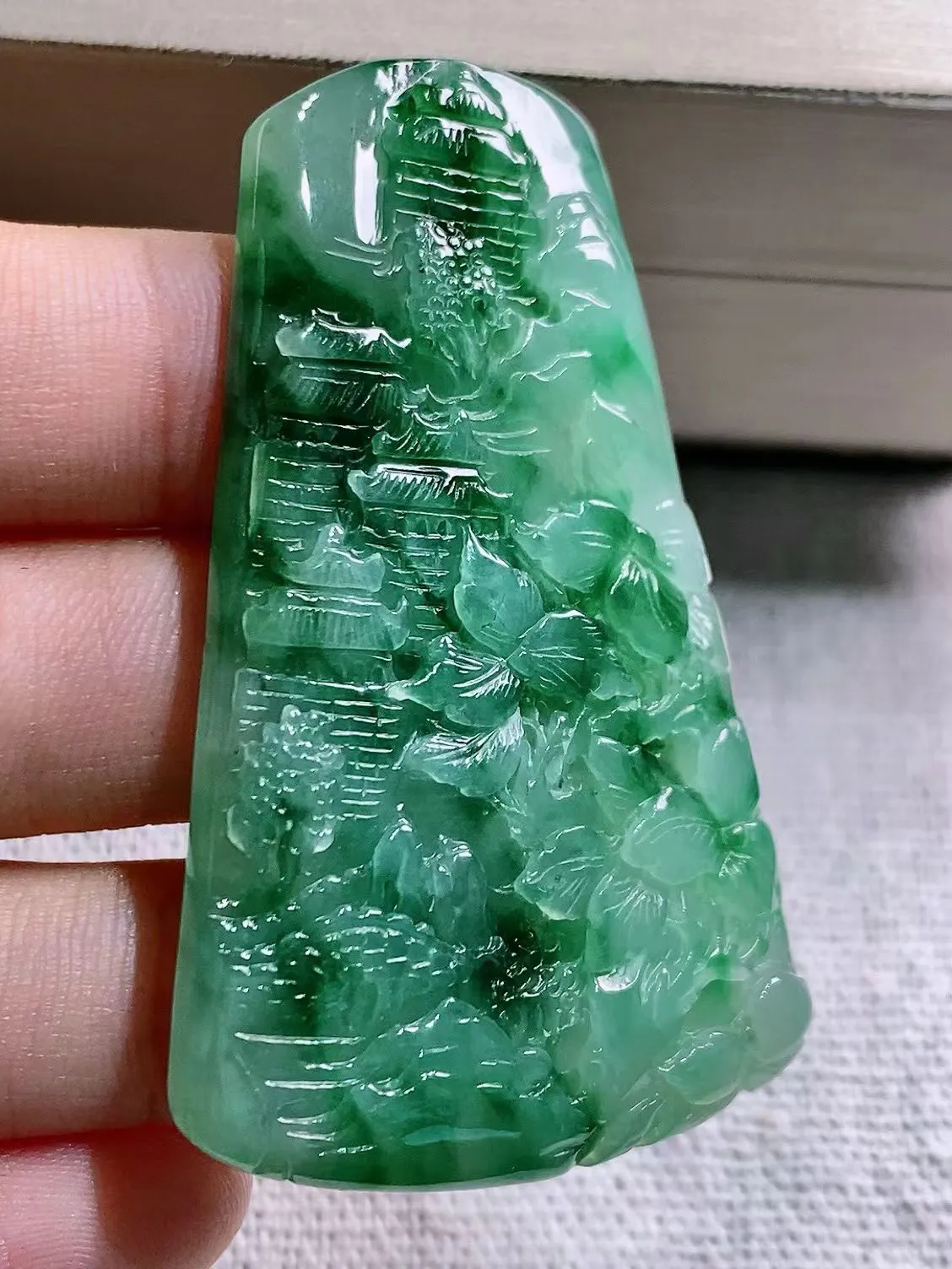 冰飘花山水牌吊坠 ，尺寸 56/35/6.1，性价比推荐，细腻水润