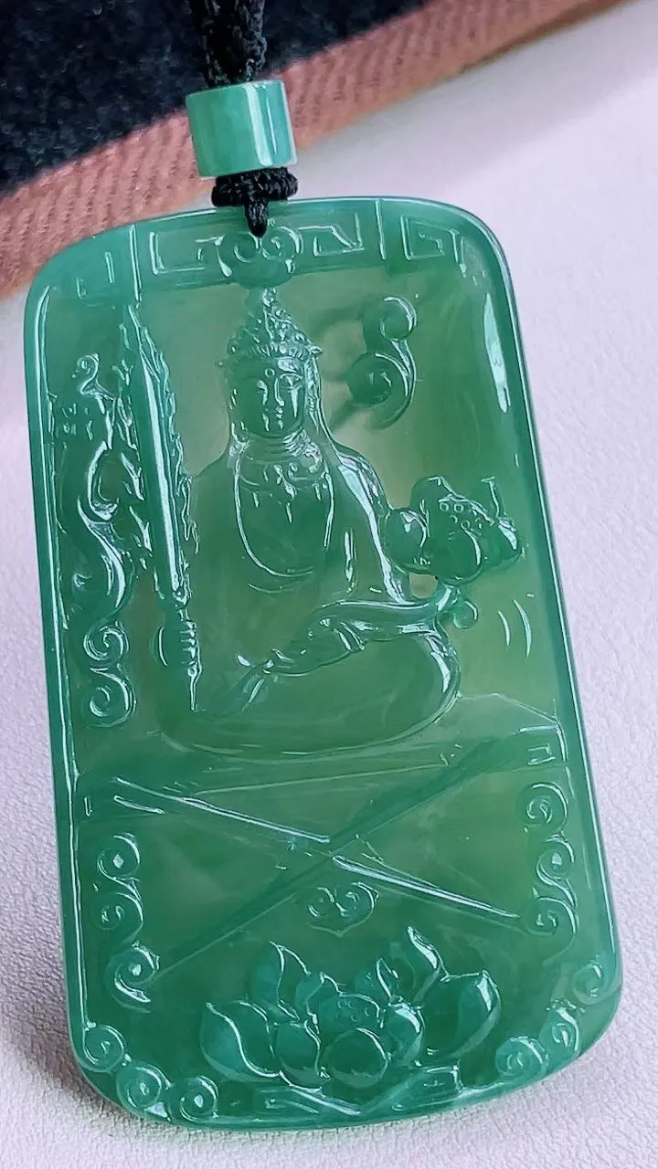 【翡翠名称】老坑种冰晴绿虚空藏菩萨吊坠挂件
【翡翠尺寸】68.2/41.5/5mm
【翡翠描述】缅甸天然翡翠A货，种老水足，玉质细腻，色泽靓丽，性价比高，佩戴效果好！