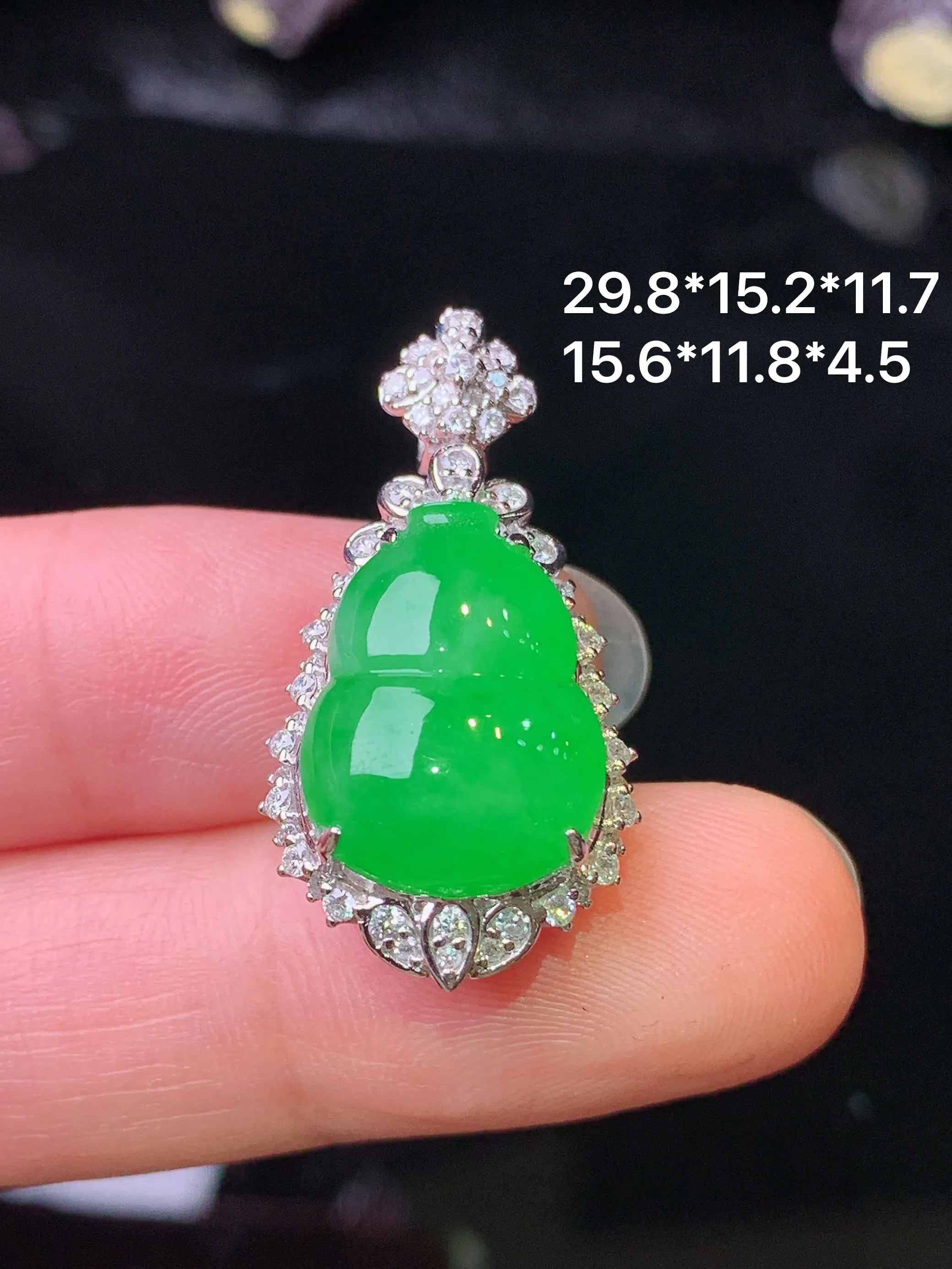 18k金钻镶嵌翠绿葫芦吊坠 玉质细腻 色泽清新艳丽 整体尺寸29.8*15.2*11.7