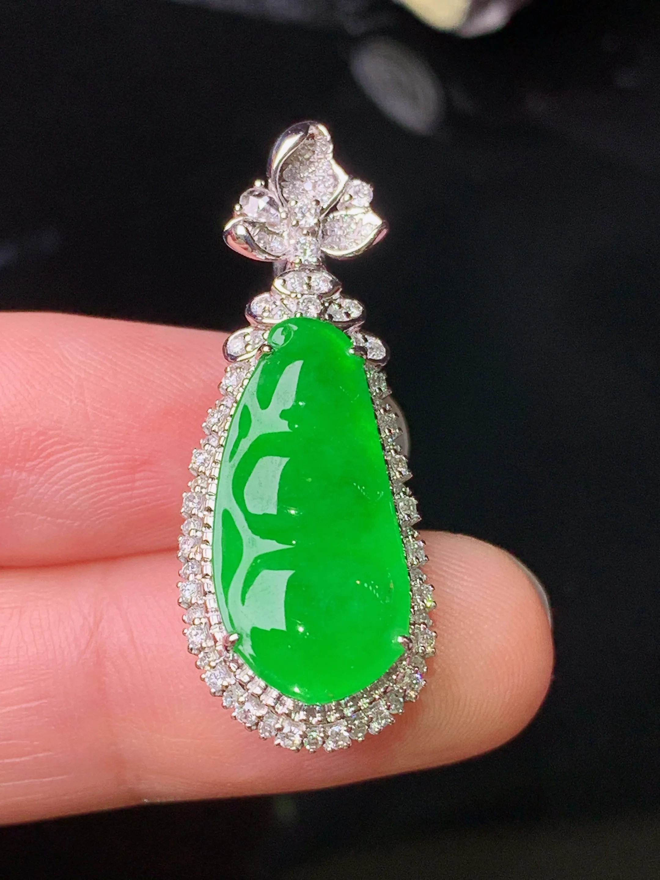 18k金钻镶嵌满绿四季豆吊坠 玉质细腻 色泽清新艳丽 整体尺寸34.3*13.2*10