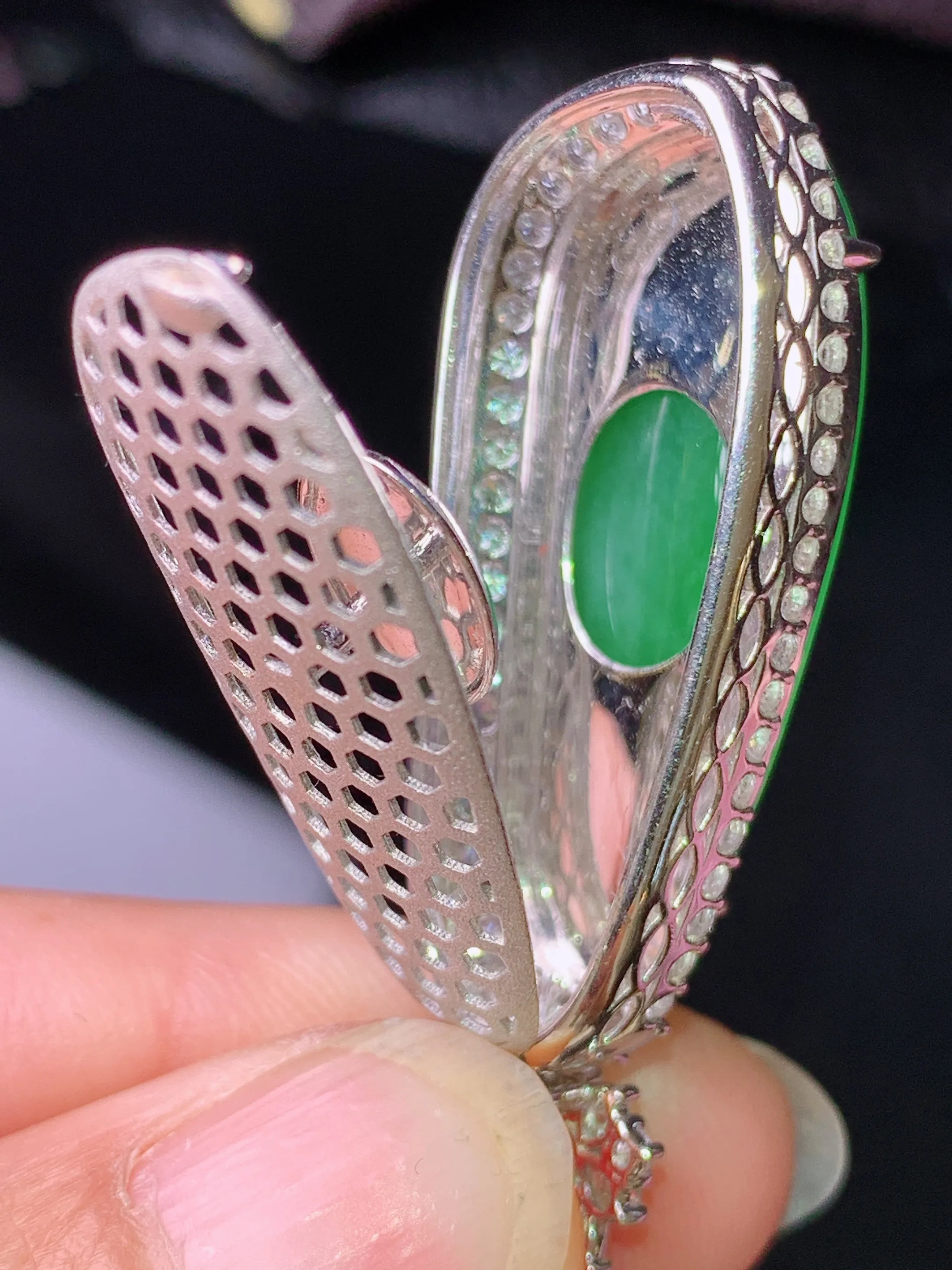 18k金钻镶嵌满绿福瓜吊坠 玉质细腻 色泽清新艳丽 整体尺寸42.6*15.6*11