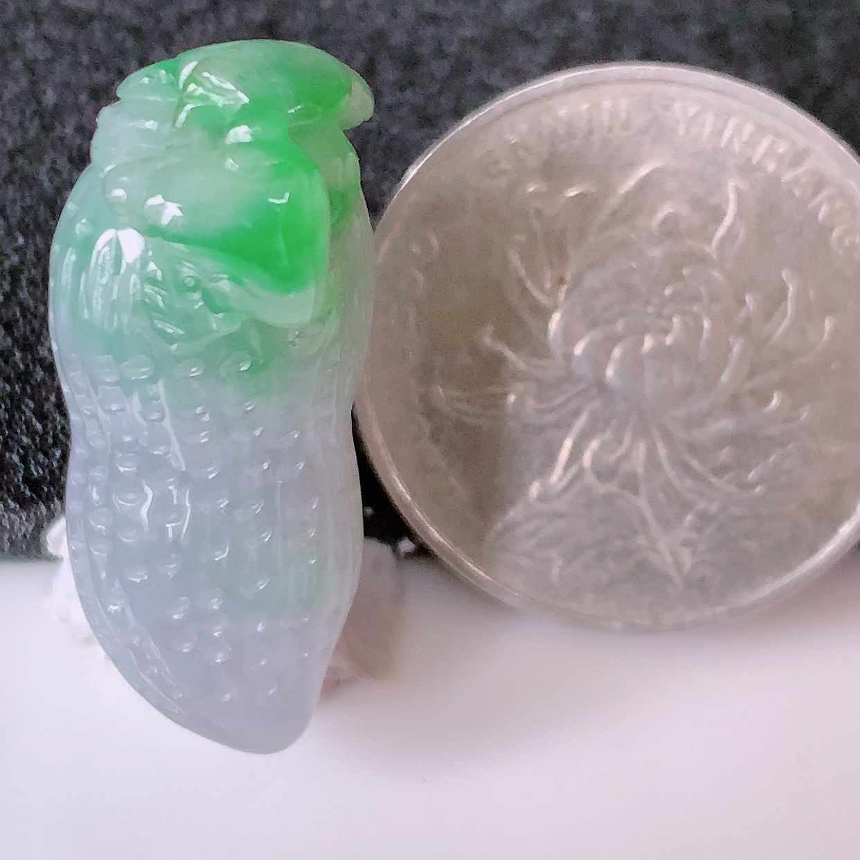 自然光实拍，冰润飘绿生意兴隆花生翡翠吊坠，生意兴隆 ，招财纳福 ，财源滚滚来 ，种水足，雕工精湛，配戴时尚！#81.17