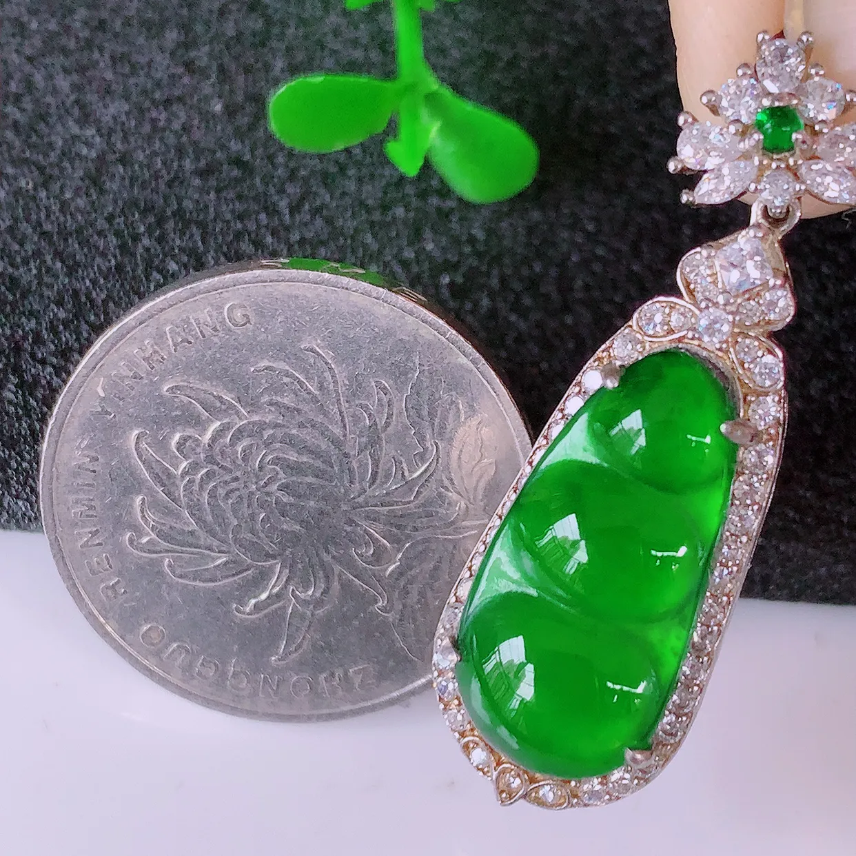 冰透满绿翡翠925银镶嵌福豆吊坠，自然光实拍，翠色灵动，颜色漂亮，种老水足，品相佳，佩戴佳品！#97.17整体37.5*12*7.5 裸石19.5*9.5