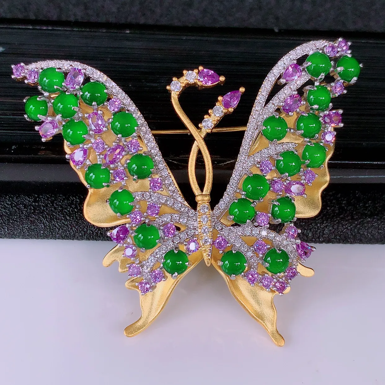 冰透满绿翡翠925银镶嵌蝴蝶胸针，自然光实拍，翠色灵动，颜色漂亮，种老水足，品相佳，佩戴佳品！#97