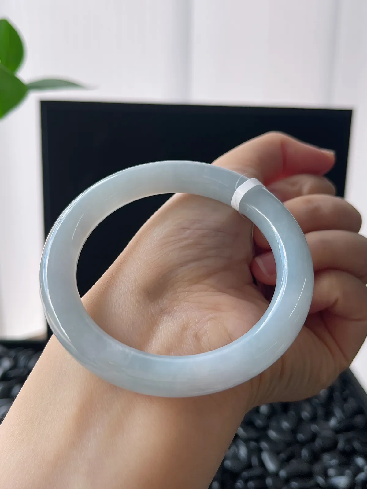 圆镯53圈口，翡翠糯化种淡蓝色手镯