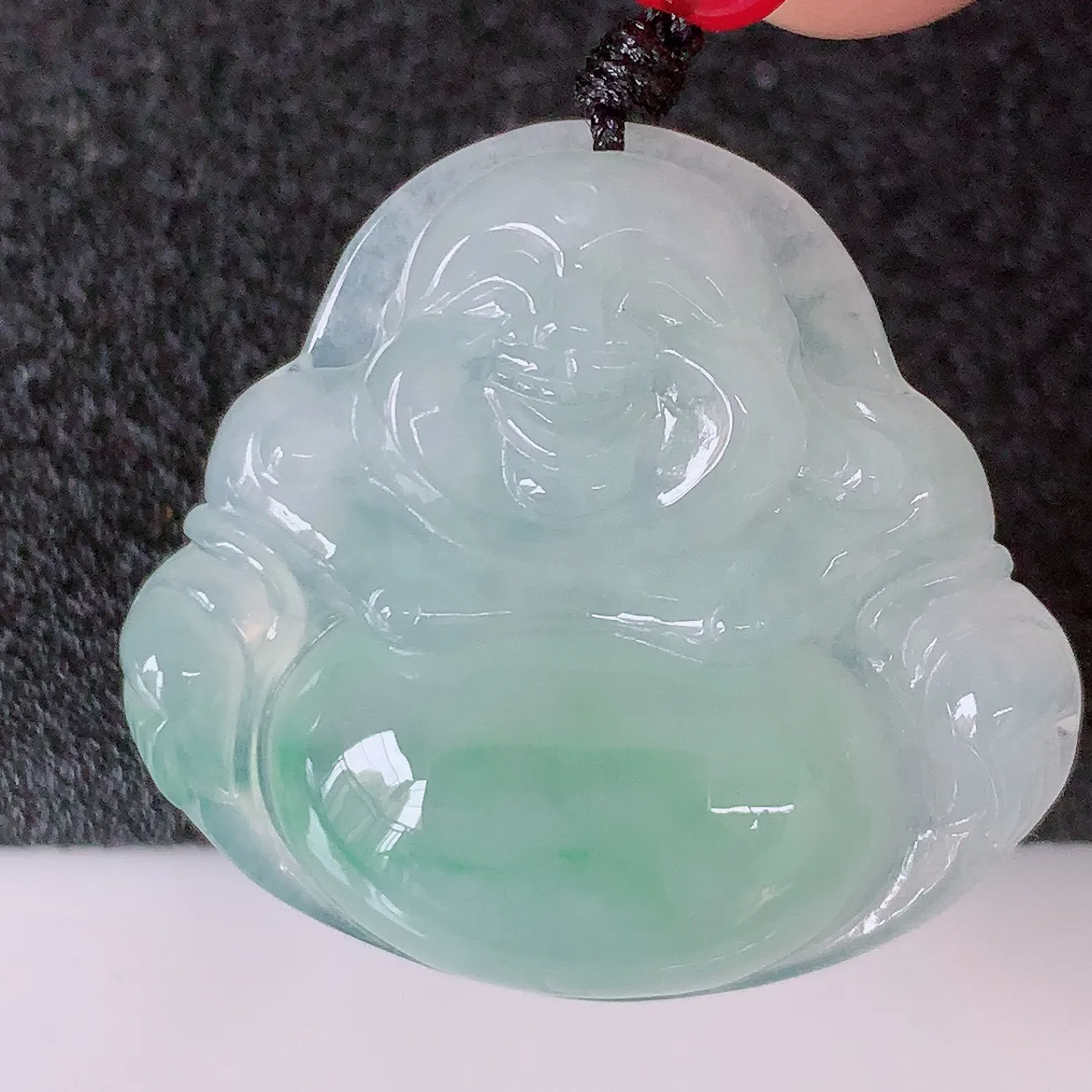 自然光实拍，冰种飘花翡翠佛公，水灵起胶，翠色迷人，佛公在心中，一生平安，饱满圆润，开怀大笑佛公，配戴