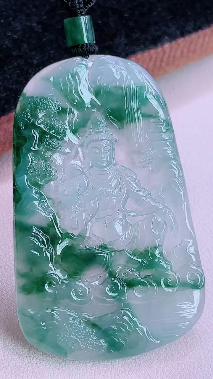 【翡翠名称】老坑种冰飘花山水观音挂件
【翡翠尺寸】67.7/42.4/5mm
【翡翠描述】缅甸天然翡翠A货，种老水足，玉质细腻，色泽靓丽，性价比高，佩戴效果好！