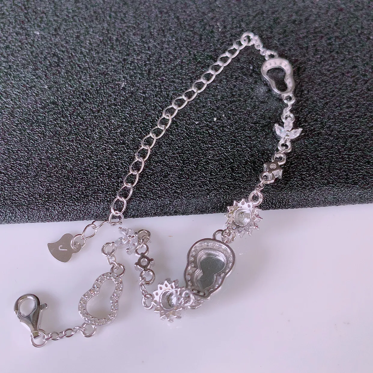 冰透满绿翡翠925银镶嵌葫芦手链，自然光实拍，翠色灵动，颜色漂亮，种老水足，品相佳，佩戴佳品！#97.17葫芦整体 14.5-8.2*5裸石8*5.8