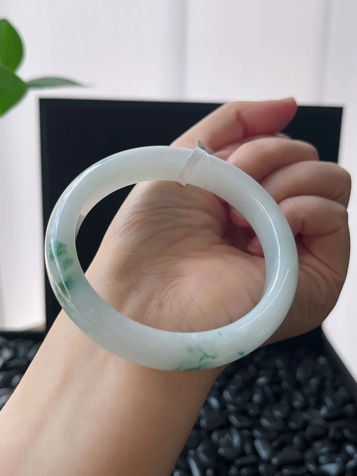 正圈56圈口，翡翠冰糯种飘绿手镯