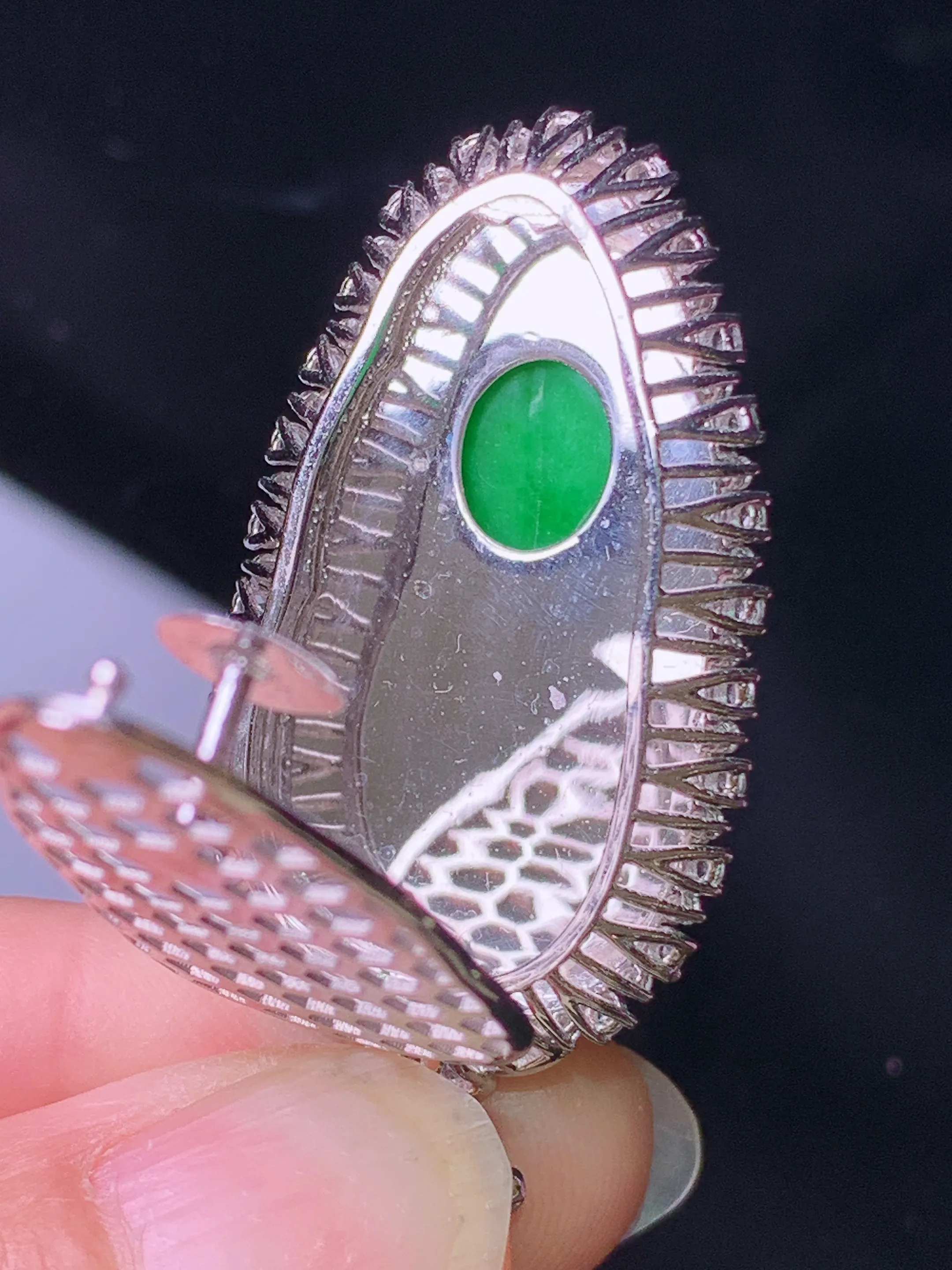 18k金钻镶嵌满绿树叶吊坠 玉质细腻 色泽清新 艳丽 整体尺寸44.2*21.5*9.3