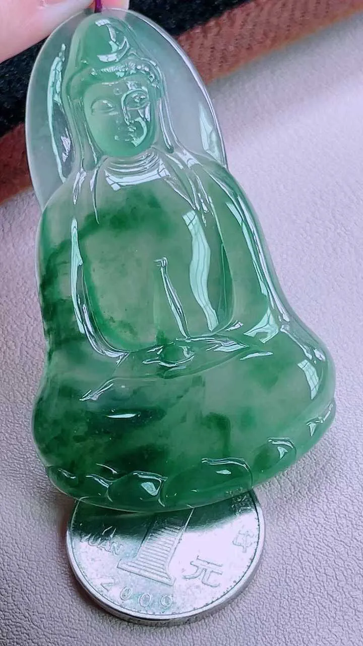 【翡翠名称】老坑种高冰飘花素衣观音吊坠挂件
【翡翠尺寸】65/39.5/5.3mm
【翡翠描述】缅甸天然翡翠A货，种老水足，玉质细腻，色泽靓丽，性价比高，佩戴效果好！
