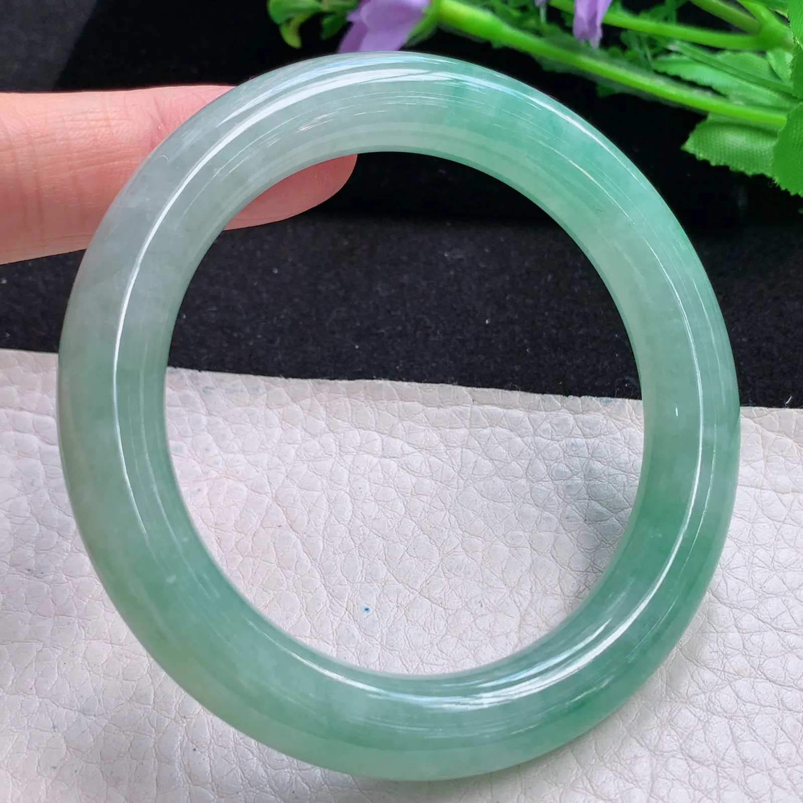 xh自然光57*10.5美人镯 缅甸翡翠冰绿水灵圆条玉手镯 平安镯