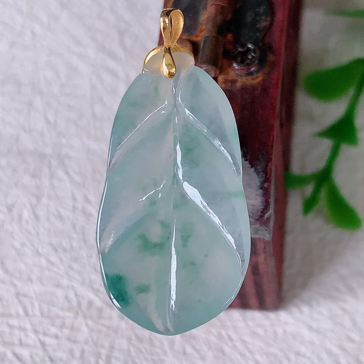 18K金镶嵌冰种飘花翡翠叶子吊坠 ，种水足，色泽清新，工艺精湛，寓意美好；金枝玉叶，事业有成。#12.17