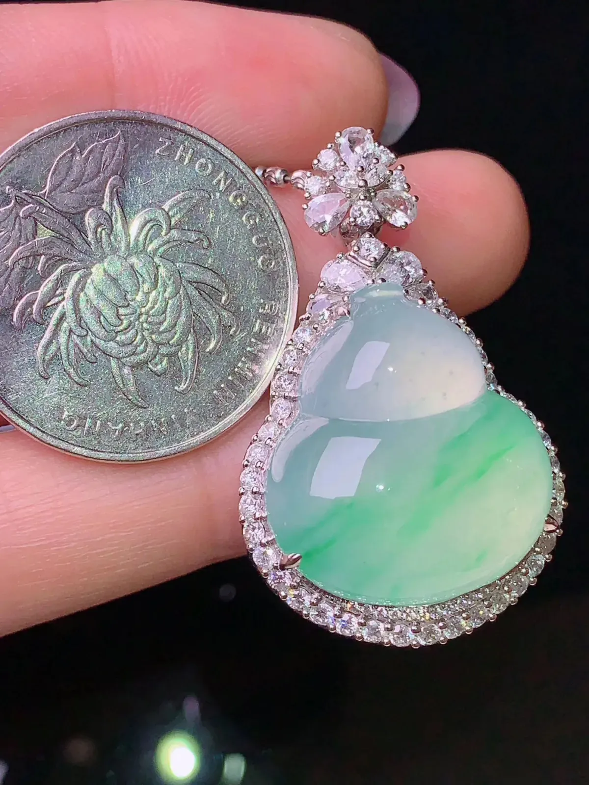 18k金钻镶嵌冰种飘绿葫芦吊坠 玉质细腻 色泽艳丽 整体尺寸36.5*23*14.2