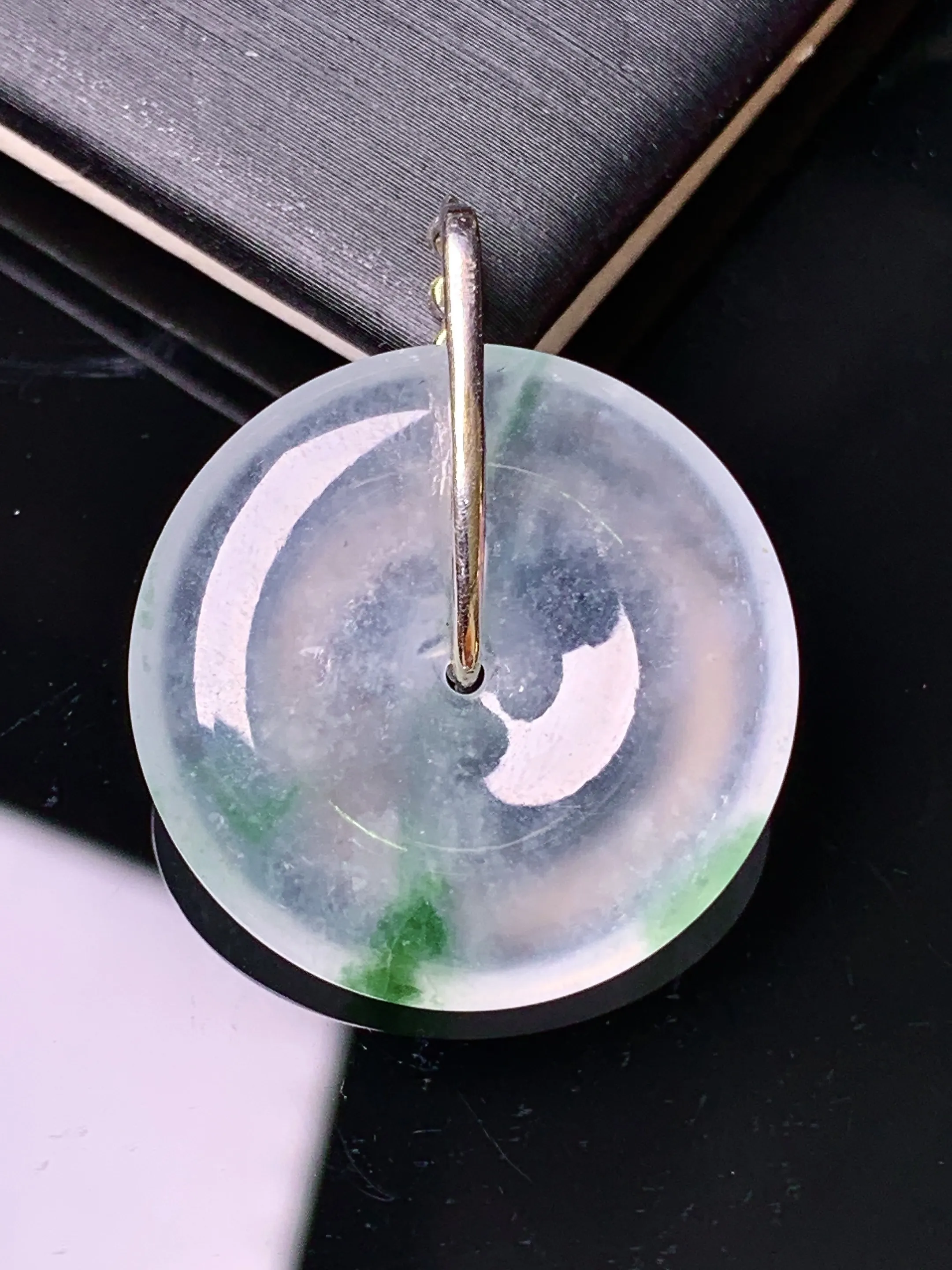 18k金钻镶嵌冰种飘绿平安扣吊坠 玉质细腻 色泽清新艳丽 整体尺寸30*24*4.8