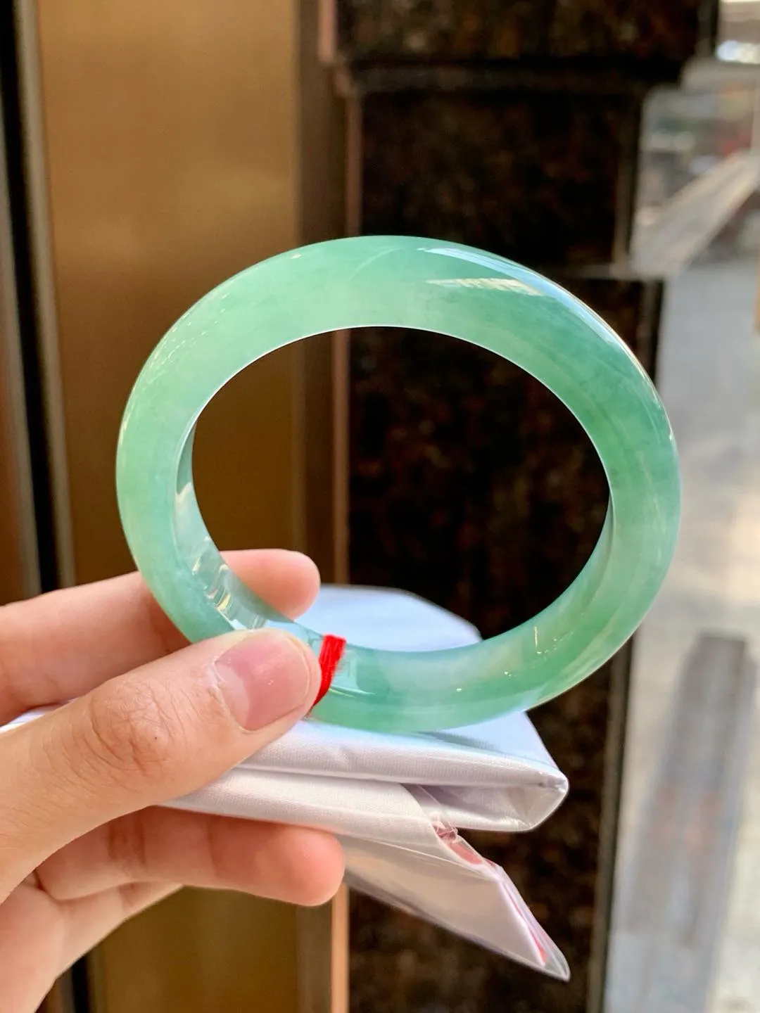 冰绿正圈
57.2-12.3-9.3（57.5-58都可戴）
质地冰透水润，色种共存，颜色化的很好，色泽饱满莹润，非常翠绿，意境感极好，宛如冰川绿水一般透亮，🫧实物看非常漂亮，青翠欲滴，上手温柔高贵