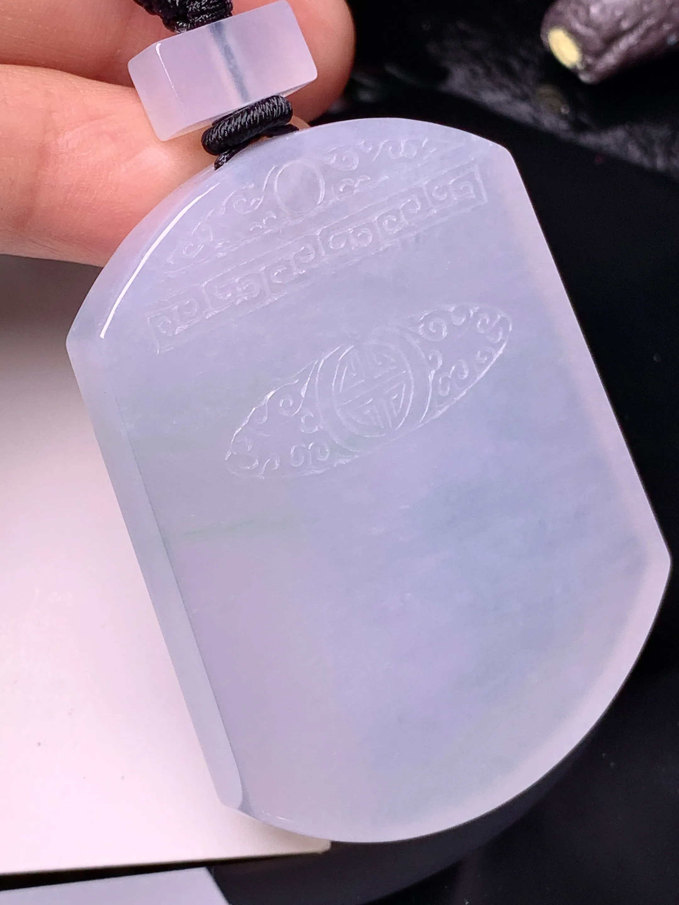 冰种飘绿无事牌吊坠 玉质细腻 色泽清新艳丽 整体尺寸53.2*41.5*6