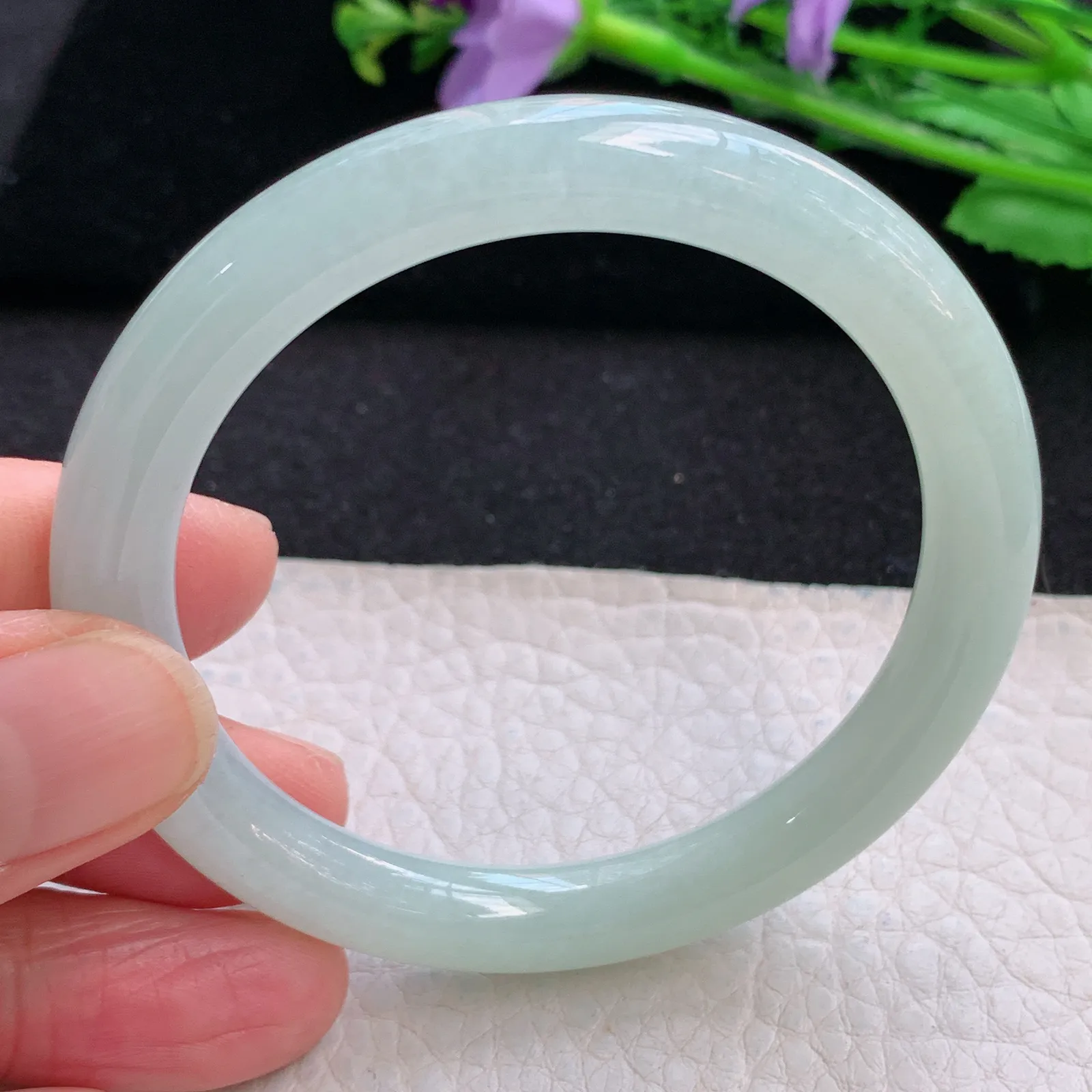 n小圈口52*8叮当镯 天然缅甸翡翠浅绿清爽水灵圆条玉手镯 美人镯