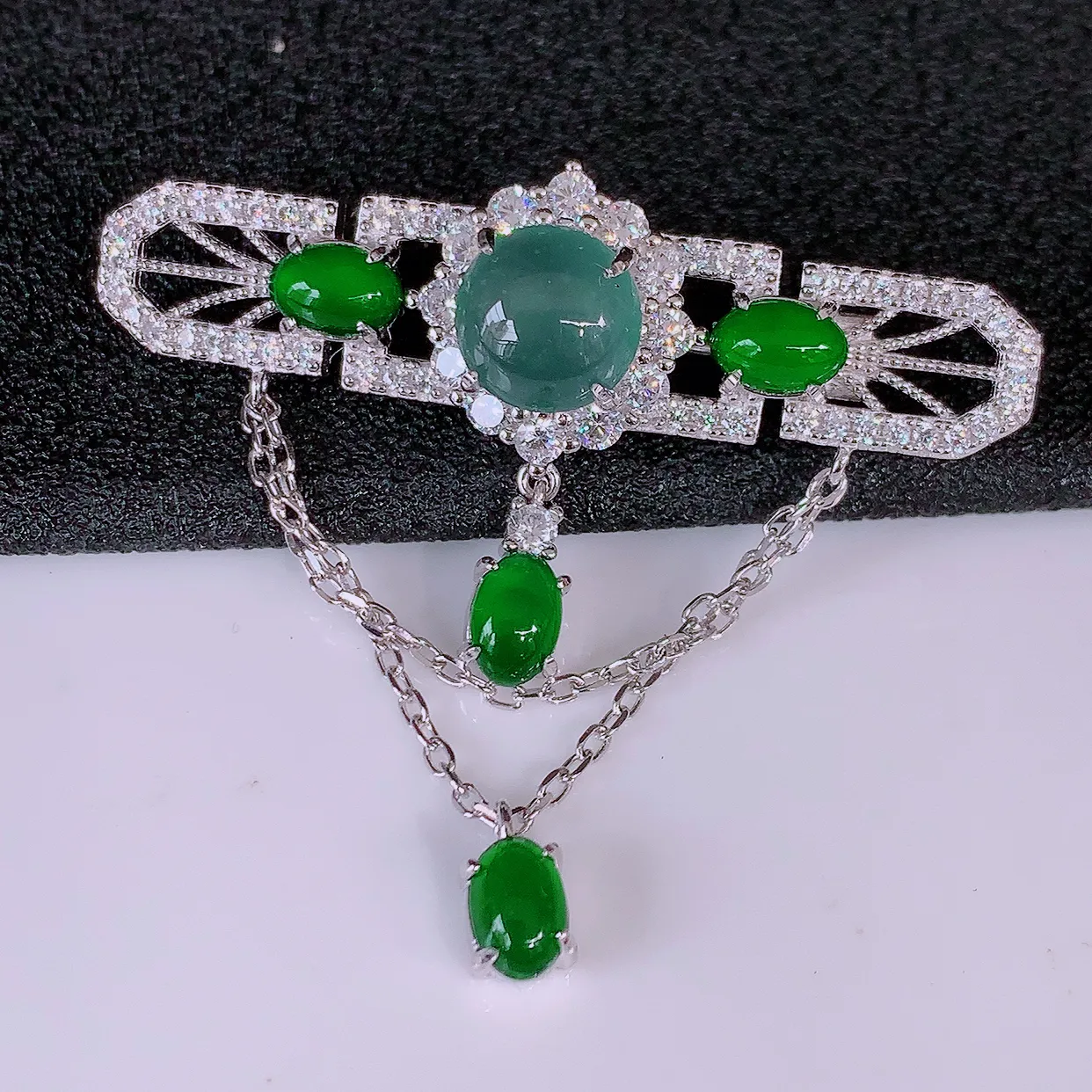 冰透满绿翡翠925银镶嵌胸针，自然光实拍，翠色灵动，颜色漂亮，种老水足，品相佳，佩戴佳品！#97.1