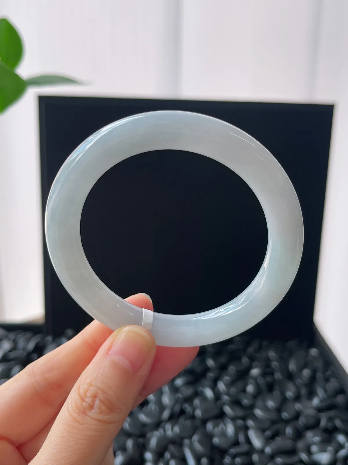 圆镯53圈口，翡翠糯化种淡蓝色手镯