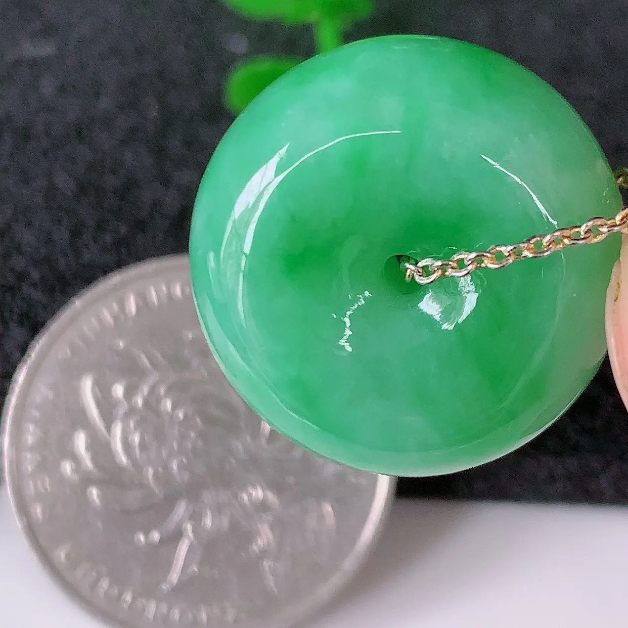 自然光实拍，冰润飘绿翡翠平安扣吊坠，形体饱满圆润，平安扣肥嘟嘟的，平平安安，种水很好，配戴精美！#05.17